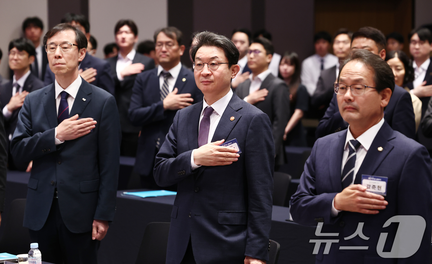 (서울=뉴스1) 김민지 기자 = 이억원 금융위원장이 1일 오전 서울 중구 한국프레스센터에서 열린 새도약기금 출범식에서 정정훈 한국자산관리공사장, 강준현 국회 정무위 간사 등 참석자 …