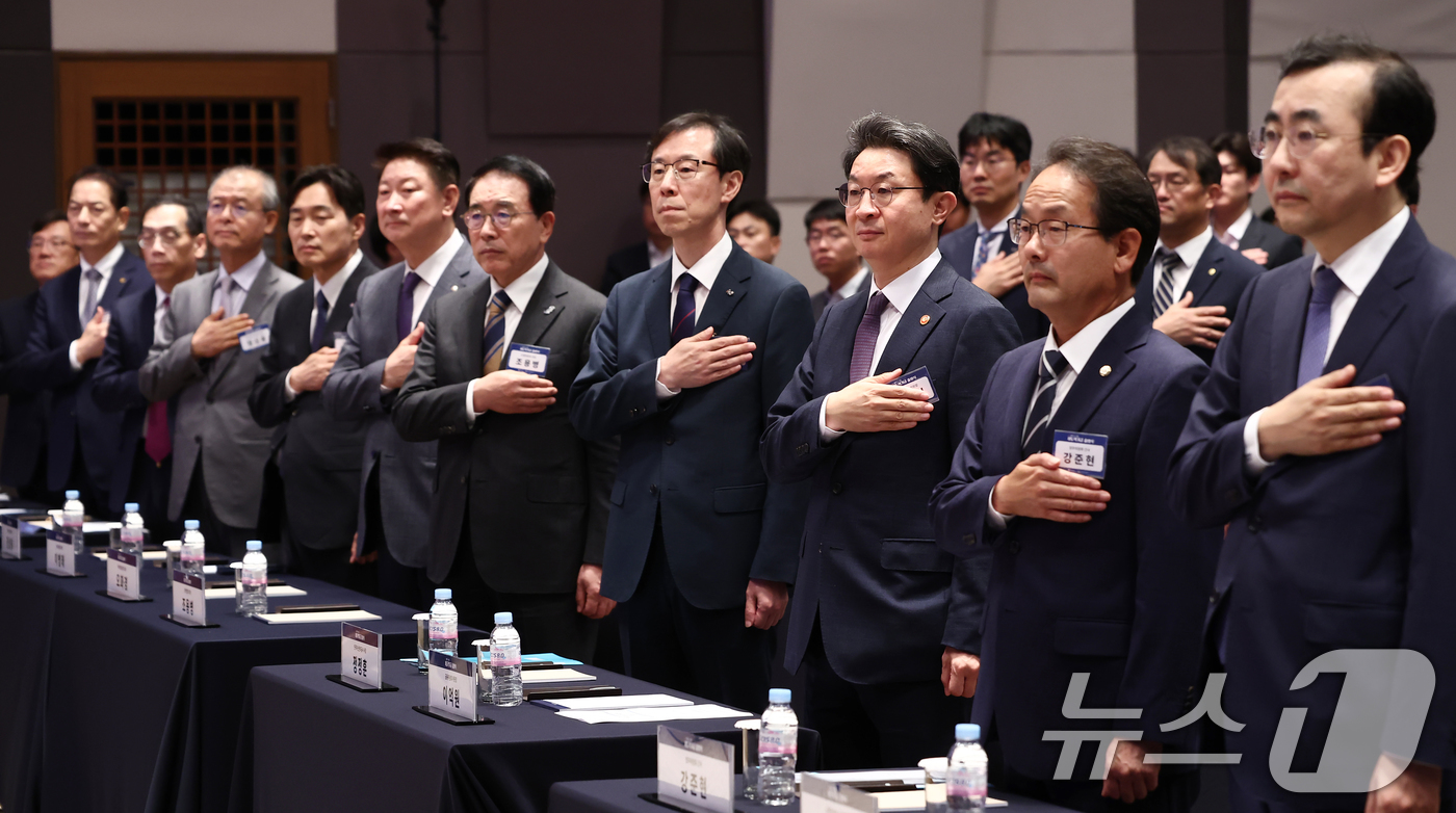 (서울=뉴스1) 김민지 기자 = 이억원 금융위원장이 1일 오전 서울 중구 한국프레스센터에서 열린 새도약기금 출범식에서 정정훈 한국자산관리공사장, 강준현 국회 정무위 간사 등 참석자 …