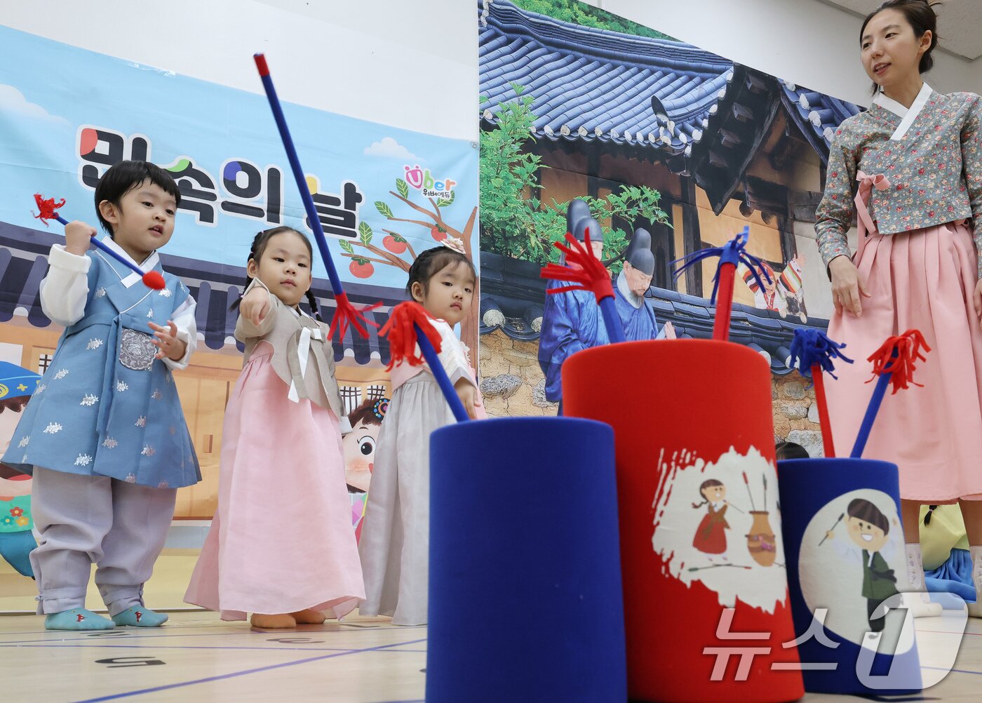 본문 이미지 - 1일 대전 서구청 직장어린이집 원생들이 추석을 앞두고 전통놀이를 하고 있다. 2025.10.1/뉴스1 ⓒ News1 김기태 기자