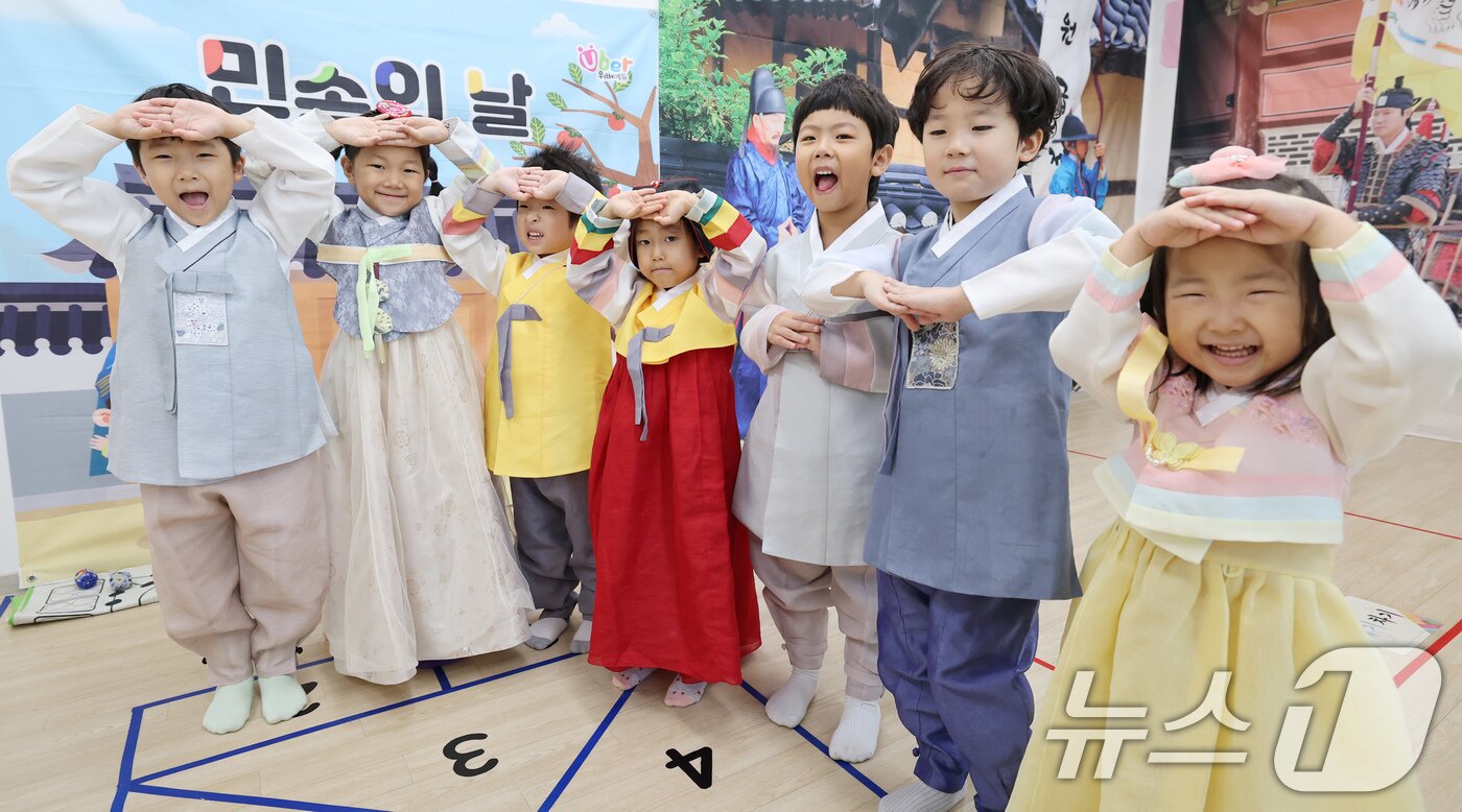 본문 이미지 - 1일 대전 서구청 직장어린이집 원생들이 추석을 앞두고 절을 배우고 있다. 2025.10.1/뉴스1 ⓒ News1 김기태 기자