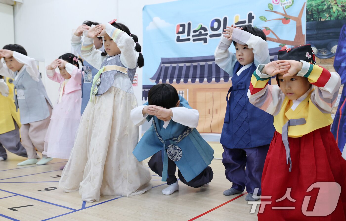 본문 이미지 - 1일 대전 서구청 직장어린이집 원생들이 추석을 앞두고 절을 배우고 있다. 2025.10.1/뉴스1 ⓒ News1 김기태 기자