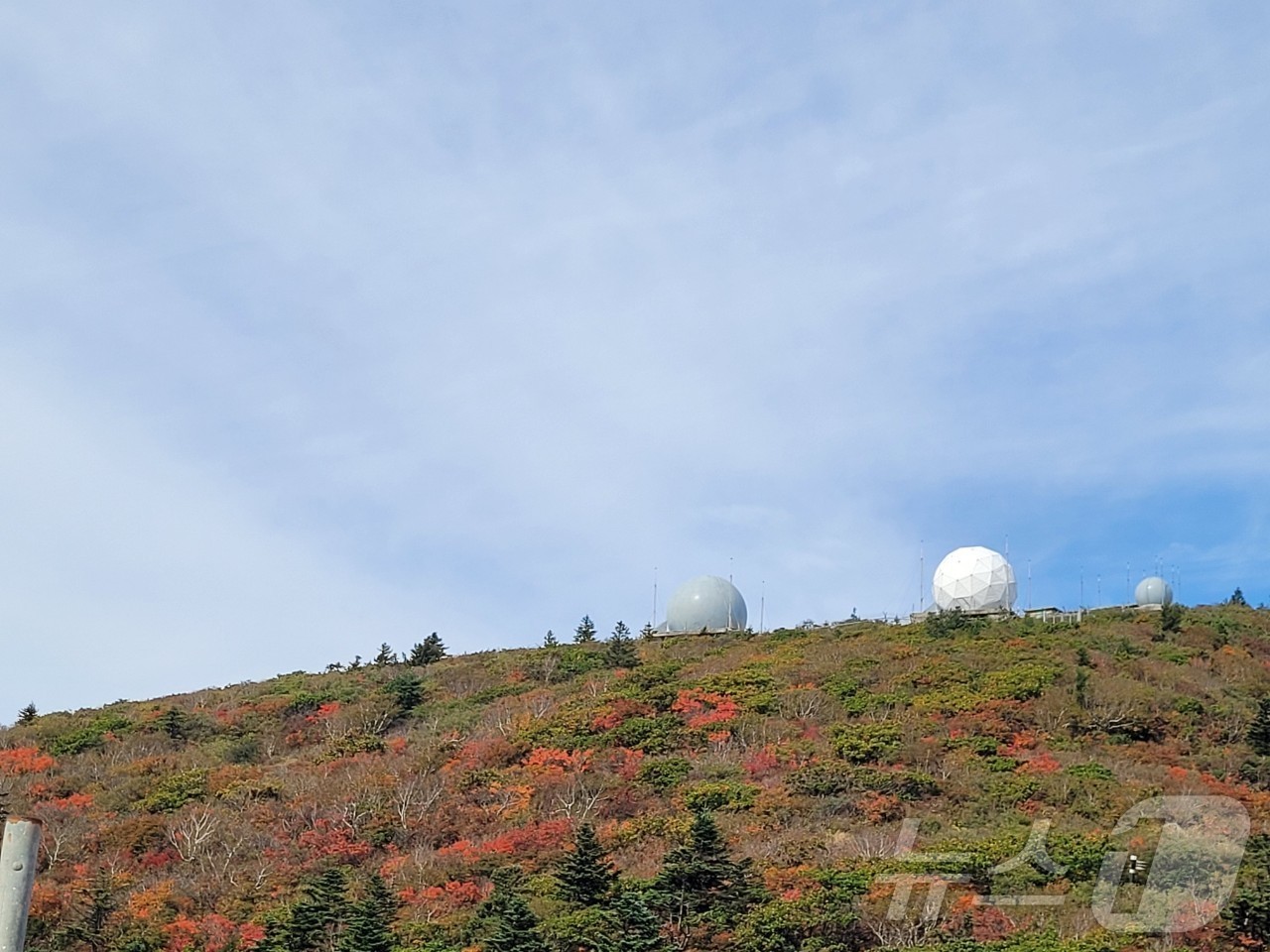(속초=뉴스1) 윤왕근 기자 = 설악산 고지대를 중심으로 가을 단풍이 시작됐다. 지난 9월 30일 설악산국립공원 중청대피소와 소청봉에서 바라본 설악산의 산림의 푸름이 점점 알록달록 …