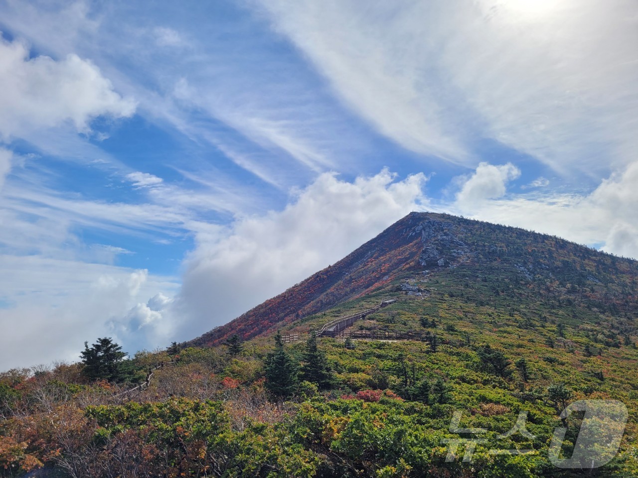 (속초=뉴스1) 윤왕근 기자 = 설악산 고지대를 중심으로 가을 단풍이 시작됐다. 지난 9월 30일 설악산국립공원 중청대피소와 소청봉에서 바라본 설악산의 산림의 푸름이 점점 알록달록 …