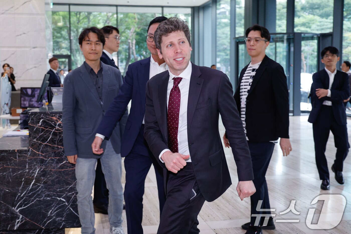 본문 이미지 - 샘 올트먼&#40;Sam Altman&#41; 오픈 AI CEO가 1일 최태원 SK그룹 회장을 만나기 위해 서울 종로구 SK서린빌딩에 도착, 취재진 질문에 답하고 있다. 2025.10.1/뉴스1 ⓒ News1 안은나 기자