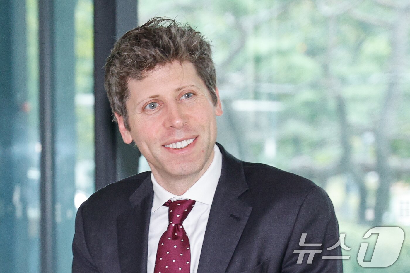본문 이미지 - 샘 올트먼&#40;Sam Altman&#41; 오픈 AI CEO가 1일 최태원 SK그룹 회장을 만나기 위해 서울 종로구 SK서린빌딩에 입장하고 있다. 2025.10.1/뉴스1 ⓒ News1 안은나 기자