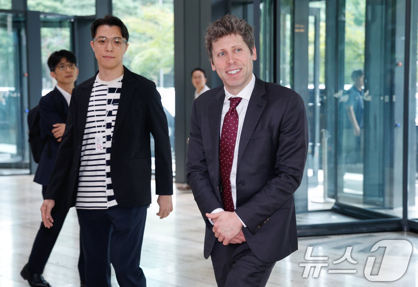 본문 이미지 - 샘 올트먼&#40;Sam Altman&#41; 오픈 AI CEO가 1일 최태원 SK그룹 회장을 만나기 위해 서울 종로구 SK서린빌딩에 입장하고 있다. 2025.10.1/뉴스1 ⓒ News1 안은나 기자