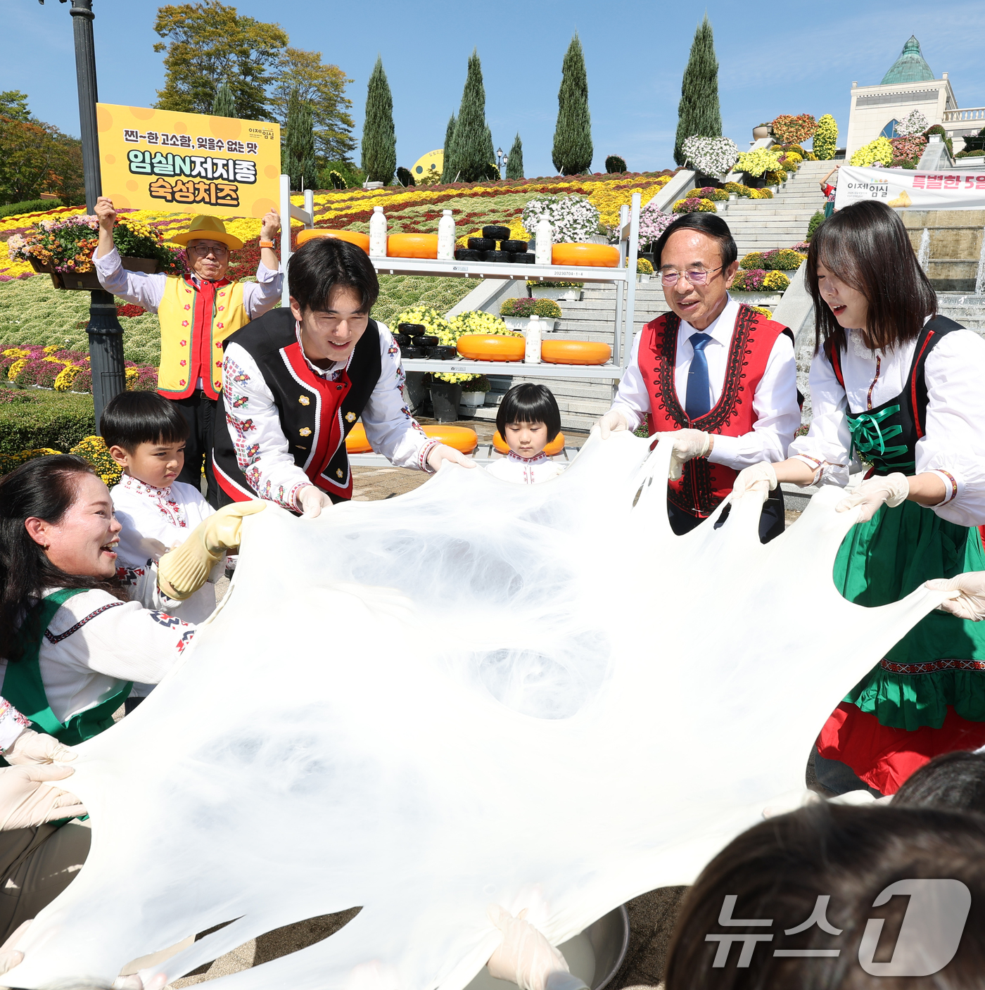 (임실=뉴스1) 유경석 기자 = 심민 임실군수(오른쪽 두번째)가 1일 전북 임실군 치즈테마파크에서 2025 임실N치즈축제 사전 행사에 참여한 어린이들과 저지종 치즈 늘리기 체험을 …