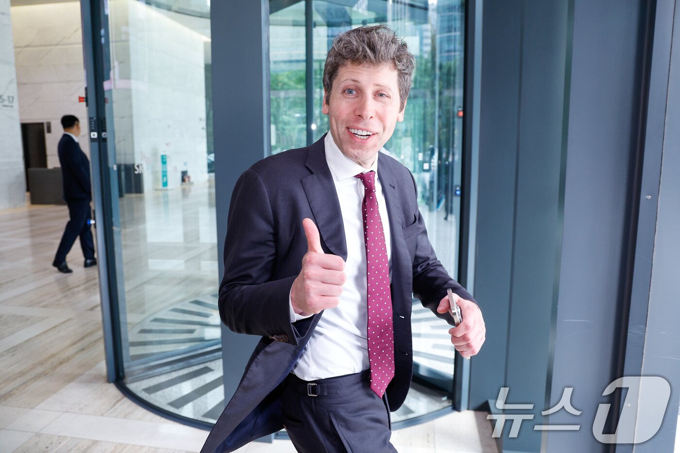 본문 이미지 - 샘 올트먼&#40;Sam Altman&#41; 오픈 AI CEO가 1일 오후 서울 종로구 SK서린빌딩에서 최태원 SK그룹 회장과 회동을 마친 뒤 차량으로 향하며 취재진 질문에 엄지 손가락을 치켜들고 있다. 2025.10.1/뉴스1 ⓒ News1 안은나 기자