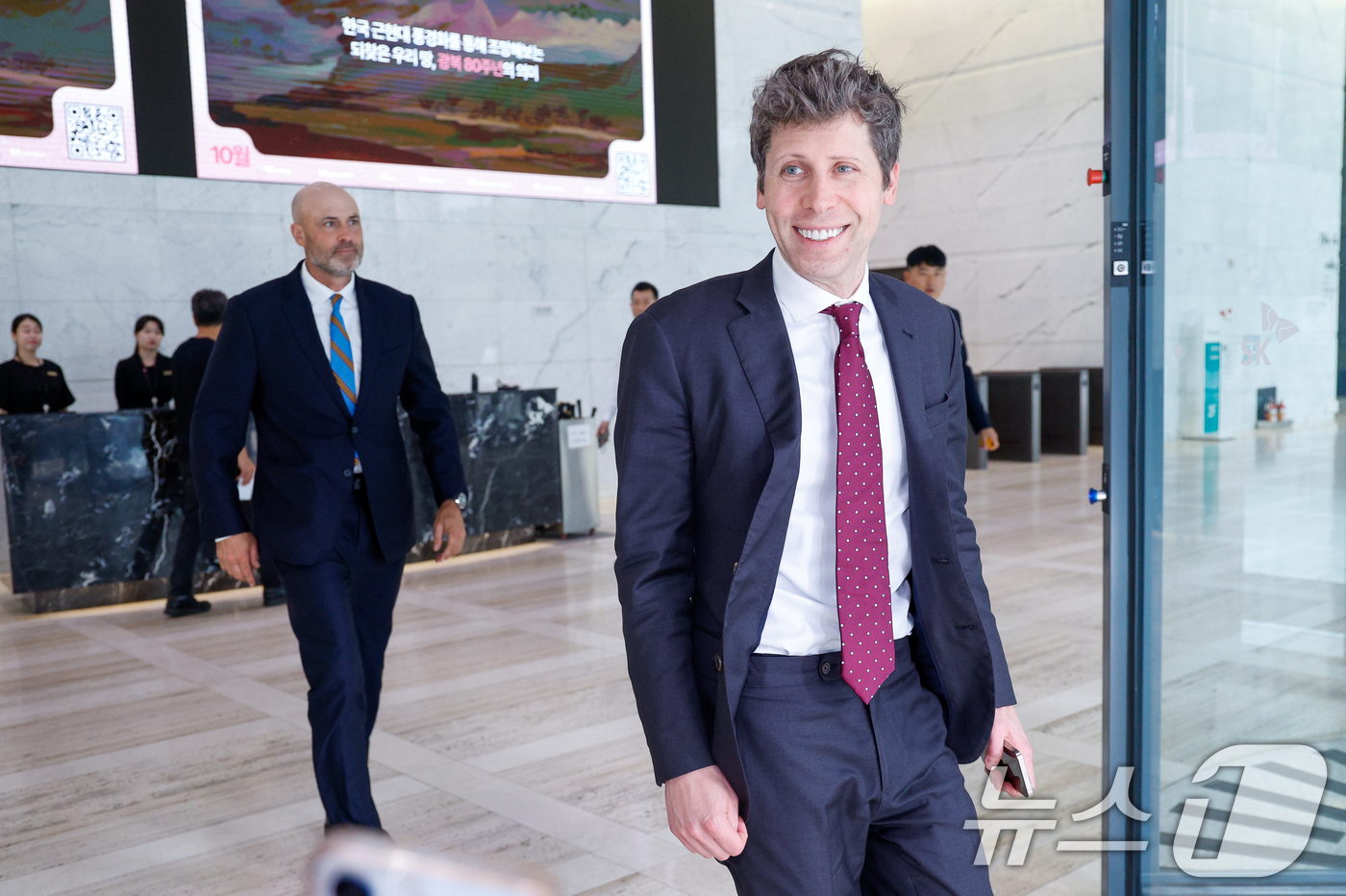 (서울=뉴스1) 안은나 기자 = 샘 올트먼(Sam Altman) 오픈 AI CEO가 1일 오후 서울 종로구 SK서린빌딩에서 최태원 SK그룹 회장과 회동을 마친 뒤 차량으로 향하고 …