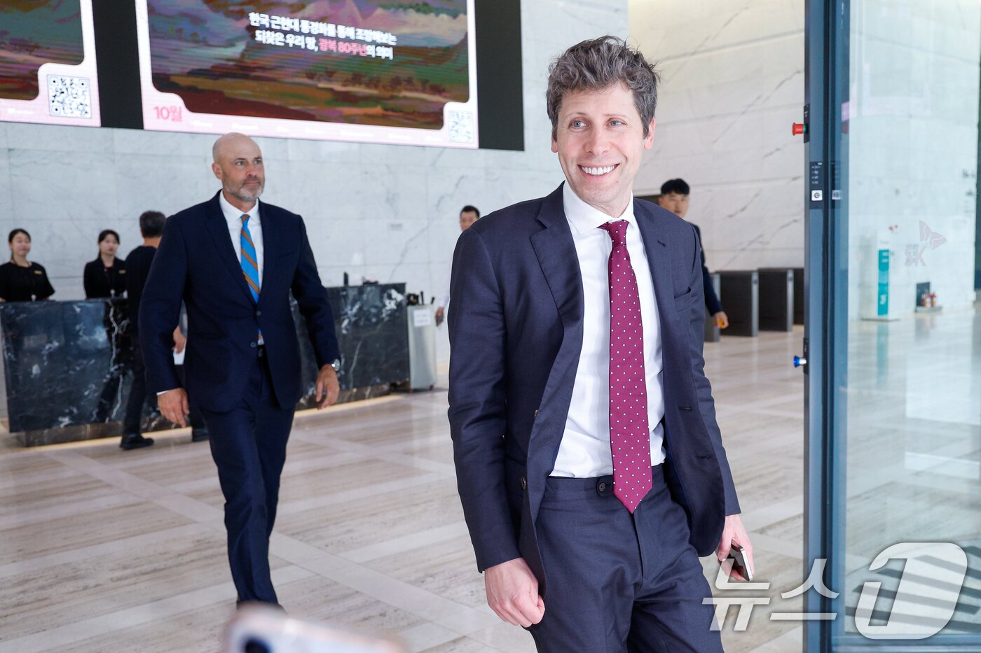 본문 이미지 - 샘 올트먼&#40;Sam Altman&#41; 오픈 AI CEO가 1일 오후 서울 종로구 SK서린빌딩에서 최태원 SK그룹 회장과 회동을 마친 뒤 차량으로 향하고 있다. 2025.10.1/뉴스1 ⓒ News1 안은나 기자