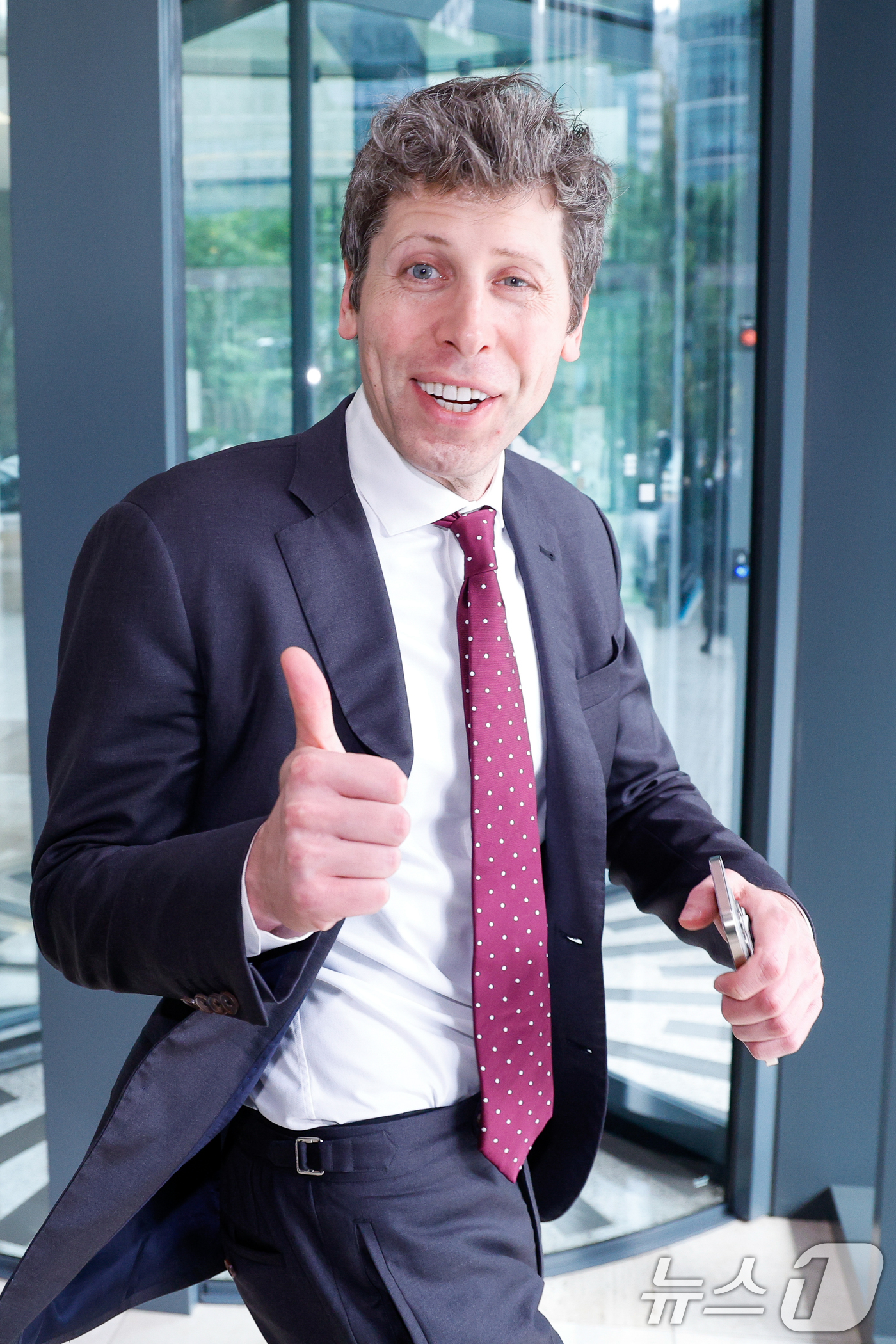 (서울=뉴스1) 안은나 기자 = 샘 올트먼(Sam Altman) 오픈 AI CEO가 1일 오후 서울 종로구 SK서린빌딩에서 최태원 SK그룹 회장과 회동을 마친 뒤 차량으로 향하며 …