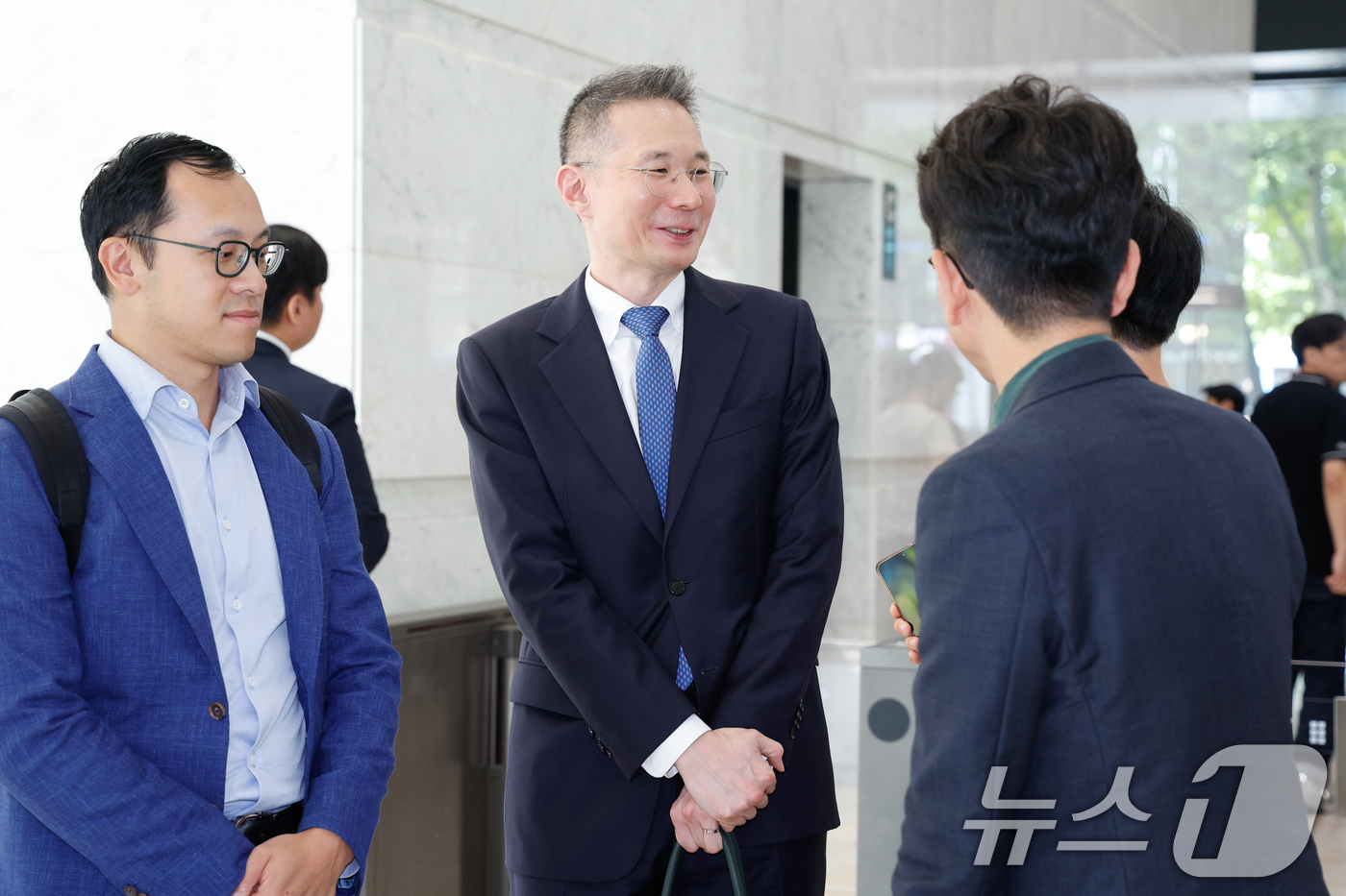 (서울=뉴스1) 안은나 기자 = 김경훈 오픈 AI 코리아 총괄 대표(전 구글코리아 사장)가 1일 오후 서울 종로구 SK서린빌딩에서 최태원 SK그룹 회장과 샘 올트먼(Sam Altm …