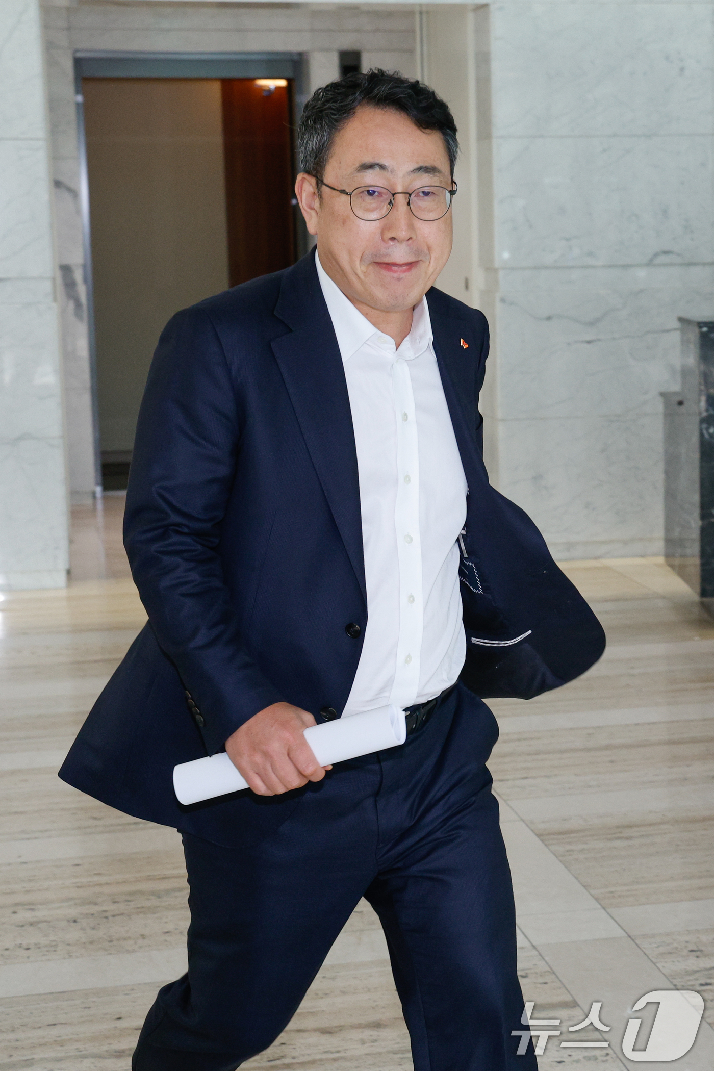 (서울=뉴스1) 안은나 기자 = 유영상 SK텔레콤 대표이사가 1일 오후 서울 종로구 SK서린빌딩에서 최태원 SK그룹 회장과 샘 올트먼(Sam Altman) 오픈 AI CEO 회동을 …