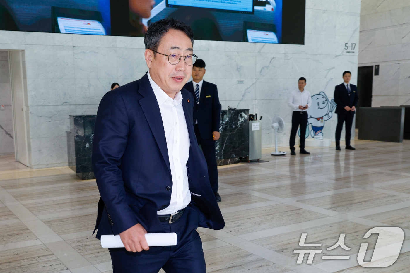 (서울=뉴스1) 안은나 기자 = 유영상 SK텔레콤 대표이사가 1일 오후 서울 종로구 SK서린빌딩에서 최태원 SK그룹 회장과 샘 올트먼(Sam Altman) 오픈 AI CEO 회동을 …