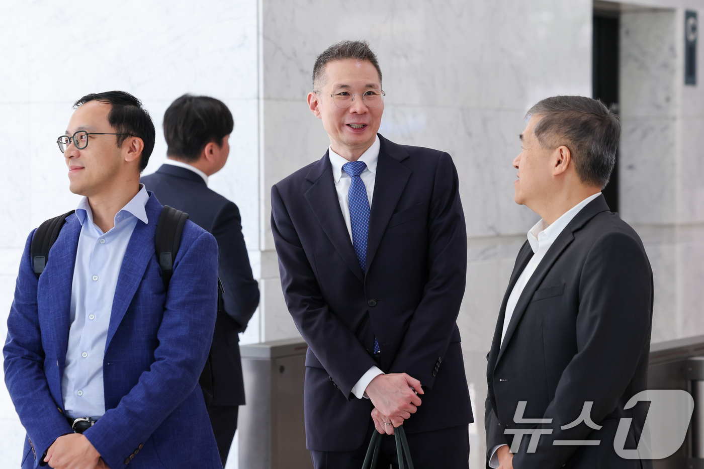 (서울=뉴스1) 안은나 기자 = 김경훈 오픈 AI 코리아 총괄 대표(전 구글코리아 사장, 가운데)가 1일 오후 서울 종로구 SK서린빌딩에서 최태원 SK그룹 회장과 샘 올트먼(Sam …