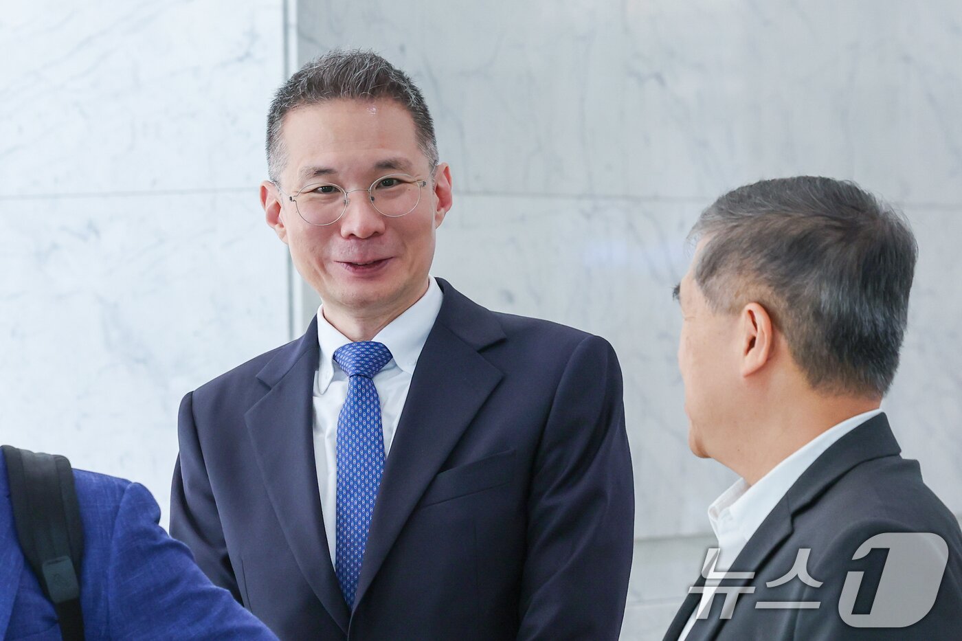 본문 이미지 - 김경훈 오픈 AI 코리아 총괄 대표&#40;전 구글코리아 사장&#41;가 1일 오후 서울 종로구 SK서린빌딩에서 최태원 SK그룹 회장과 샘 올트먼&#40;Sam Altman&#41; 오픈 AI CEO 회동을 마친 뒤 관계자들과 대화를 나누고 있다. 2025.10.1/뉴스1 ⓒ News1 안은나 기자