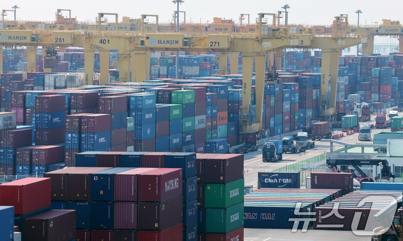 본문 이미지 - 1일 인천신항 컨테이너 터미널에 수출입 컨테이너가 쌓여 있는 모습. 2025.10.1/뉴스1 ⓒ News1 박지혜 기자