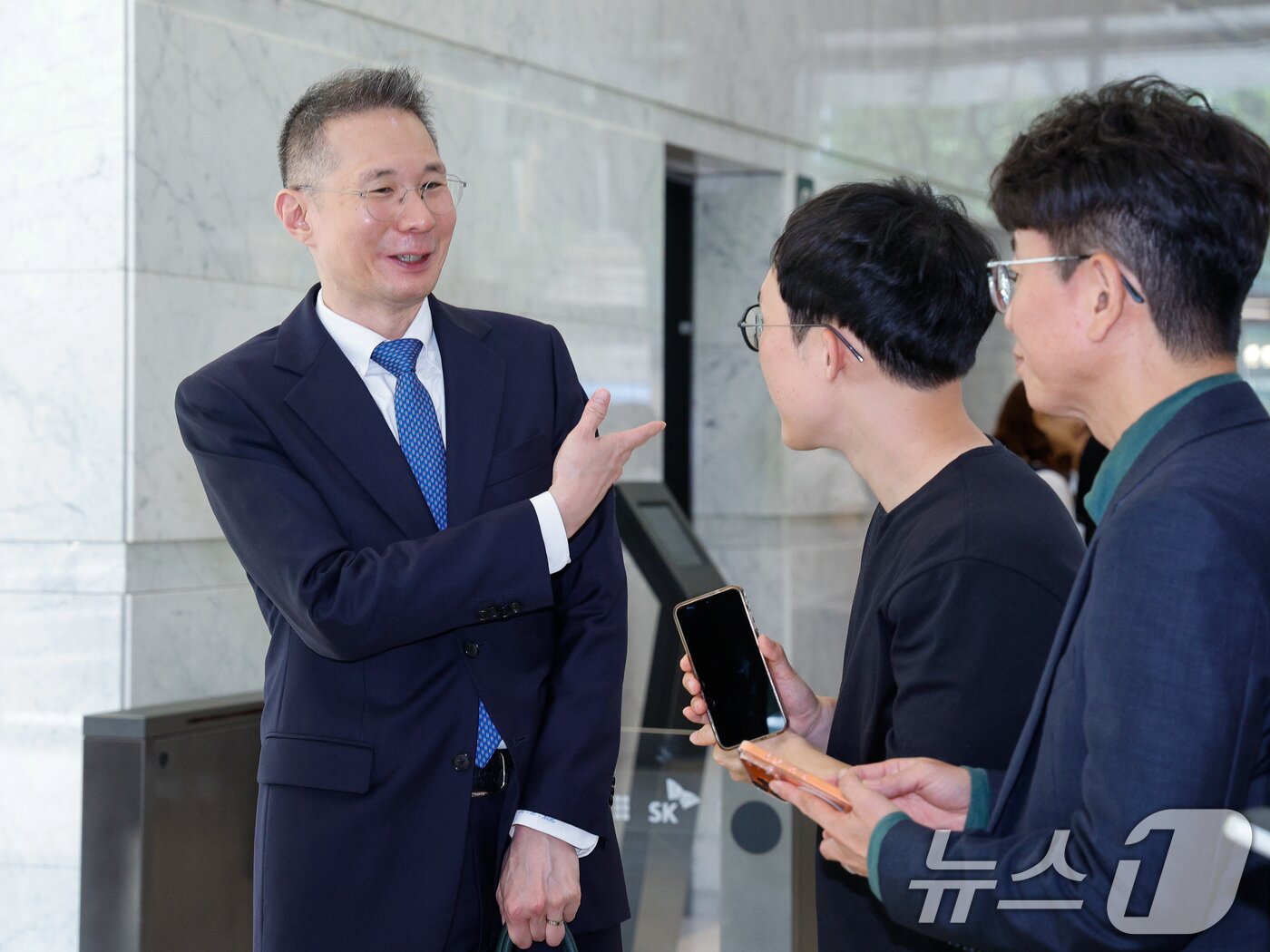 본문 이미지 - 김경훈 오픈 AI 코리아 총괄 대표&#40;전 구글코리아 사장&#41;가 1일 오후 서울 종로구 SK서린빌딩에서 최태원 SK그룹 회장과 샘 올트먼&#40;Sam Altman&#41; 오픈 AI CEO 회동을 마친 뒤 취재진 질문에 답하고 있다. 2025.10.1/뉴스1 ⓒ News1 안은나 기자