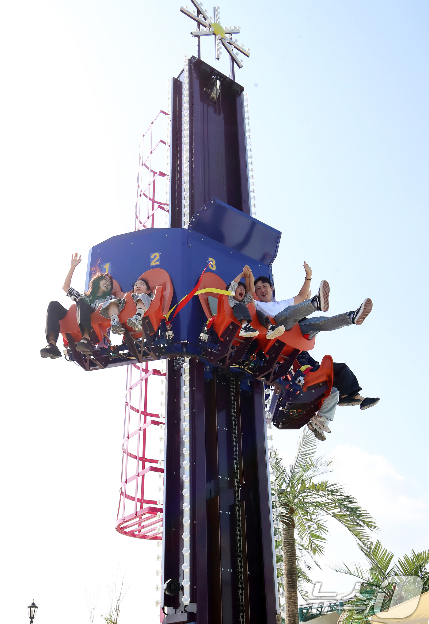 (부산=뉴스1) 윤일지 기자 = 1일 오후 부산 기장군 롯데월드 어드벤처 부산에서 모델들이 신규 어트랙션(놀이기구) '뱅앤드롭'을 즐기고 있다.롯데월드 어드벤처 부산은 이날 다양한 …