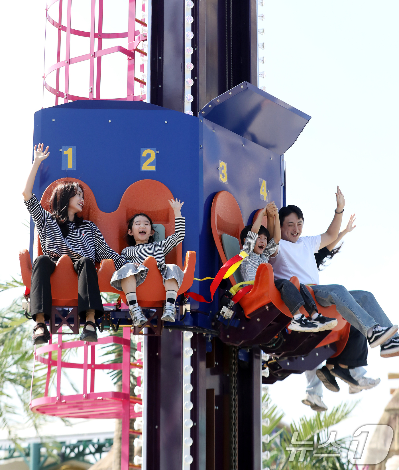 (부산=뉴스1) 윤일지 기자 = 1일 오후 부산 기장군 롯데월드 어드벤처 부산에서 모델들이 신규 어트랙션(놀이기구) '뱅앤드롭'을 즐기고 있다.롯데월드 어드벤처 부산은 이날 다양한 …