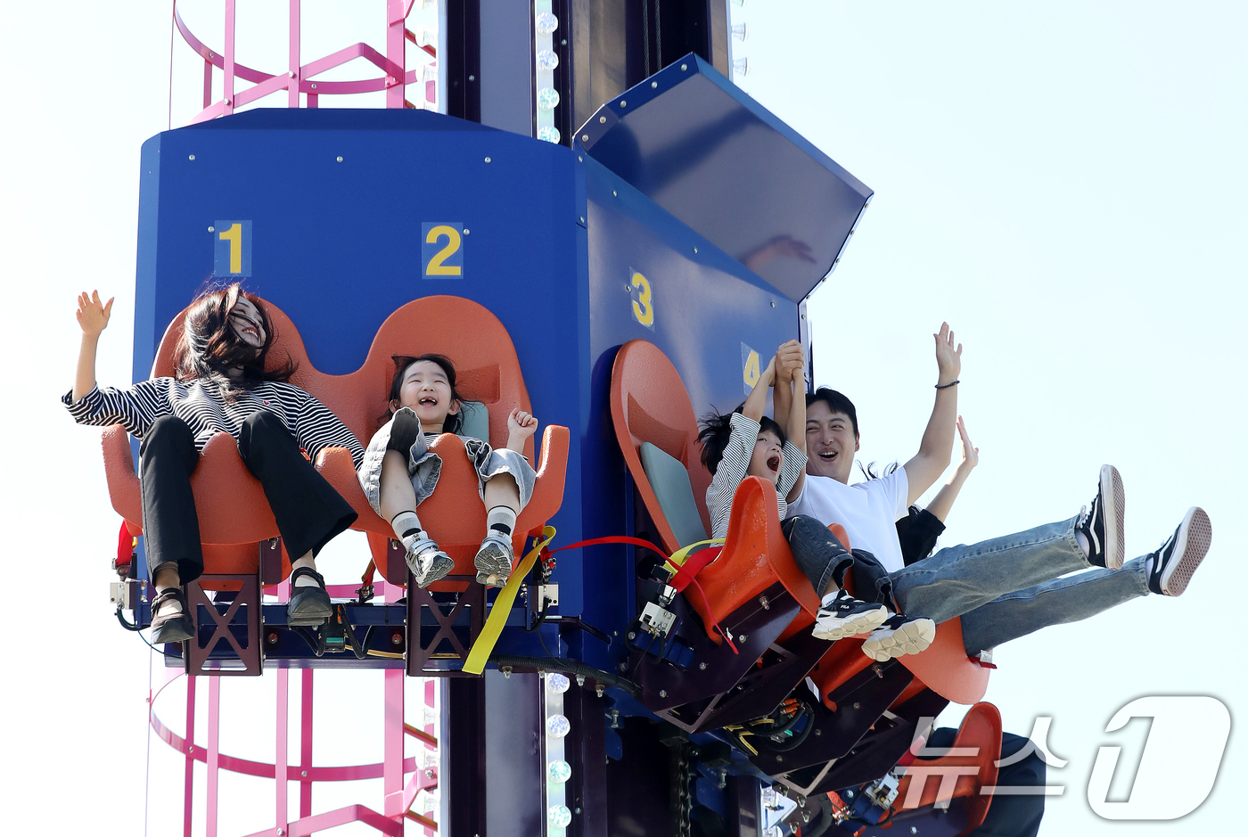 (부산=뉴스1) 윤일지 기자 = 1일 오후 부산 기장군 롯데월드 어드벤처 부산에서 모델들이 신규 어트랙션(놀이기구) '뱅앤드롭'을 즐기고 있다.롯데월드 어드벤처 부산은 이날 다양한 …