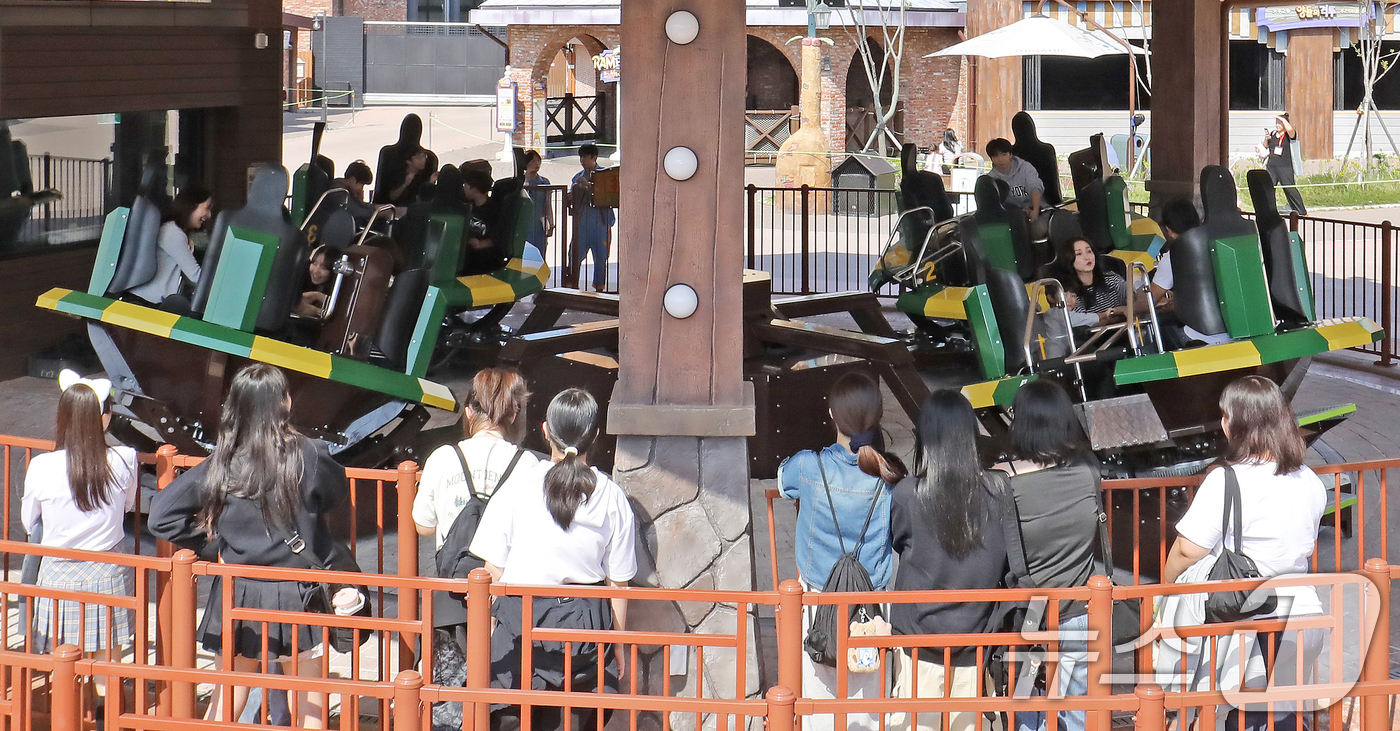 (부산=뉴스1) 윤일지 기자 = 1일 오후 부산 기장군 롯데월드 어드벤처 부산에서 모델들이 신규 어트랙션(놀이기구) '댄싱모리스'를 즐기고 있다.롯데월드 어드벤처 부산은 이날 다양 …