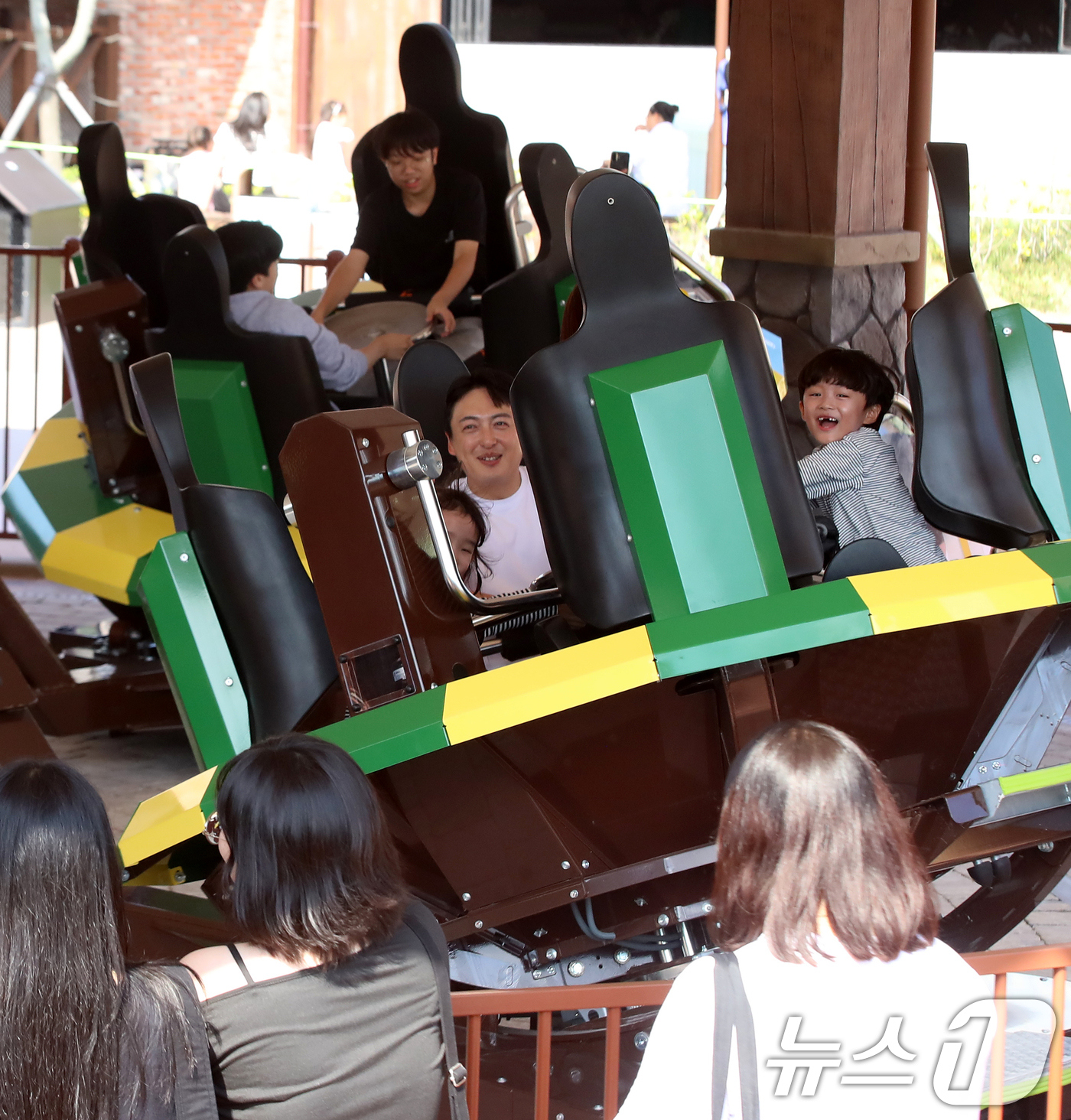 (부산=뉴스1) 윤일지 기자 = 1일 오후 부산 기장군 롯데월드 어드벤처 부산에서 모델들이 신규 어트랙션(놀이기구) '댄싱모리스'를 즐기고 있다.롯데월드 어드벤처 부산은 이날 다양 …