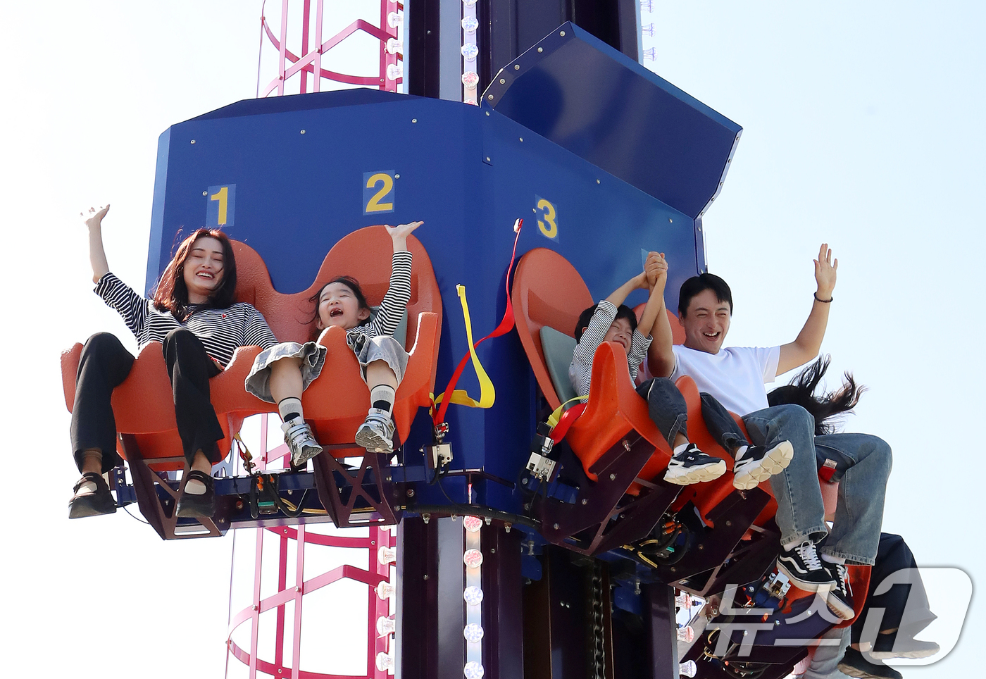 (부산=뉴스1) 윤일지 기자 = 1일 오후 부산 기장군 롯데월드 어드벤처 부산에서 모델들이 신규 어트랙션(놀이기구) '뱅앤드롭'을 즐기고 있다.롯데월드 어드벤처 부산은 이날 다양한 …
