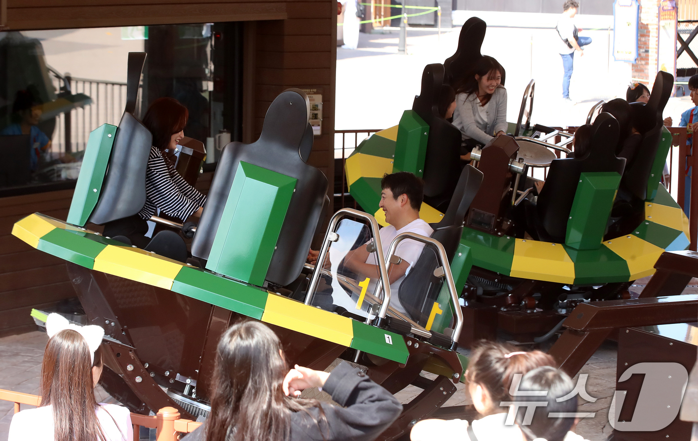 (부산=뉴스1) 윤일지 기자 = 1일 오후 부산 기장군 롯데월드 어드벤처 부산에서 모델들이 신규 어트랙션(놀이기구) '댄싱모리스'를 즐기고 있다.롯데월드 어드벤처 부산은 이날 다양 …