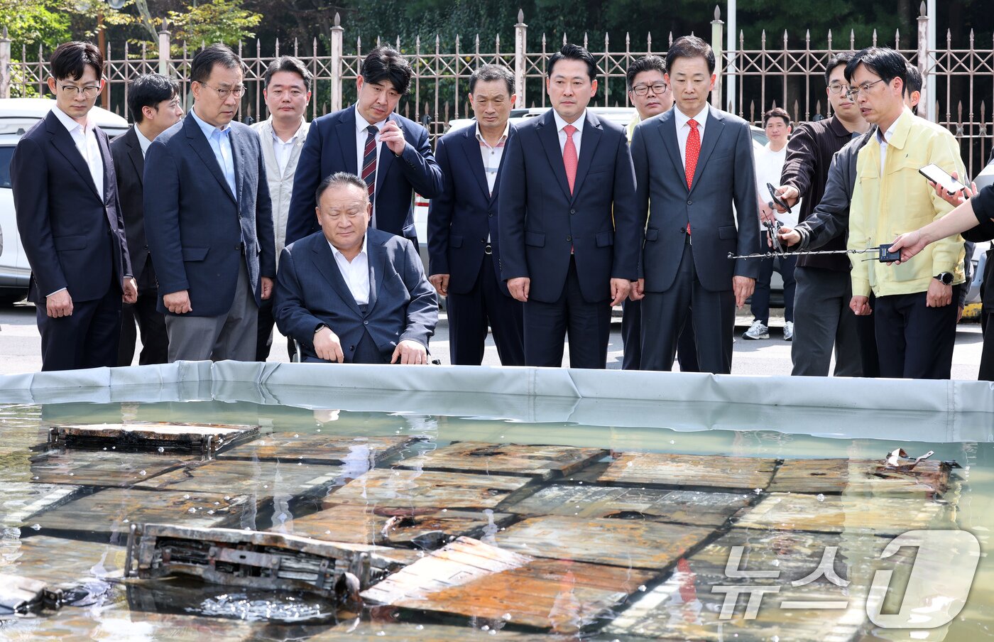 본문 이미지 - 장동혁 국민의힘 대표가 1일 오후 대전 국가정보자원관리원 화재 현장을 방문해 피해상황에 대해 설명을 듣고 있다. 2025.10.1/뉴스1 ⓒ News1 김기태 기자