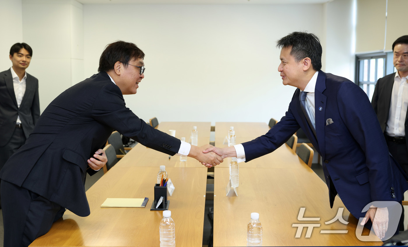 (서울=뉴스1) = 최휘영 문화체육관광부 장관이 1일 서울 종로구 국립현대미술관 서울관에서 다렌 탕 세계지식재산기구(WIPO) 사무총장을 만나 악수하고 있다. (문화체육관광부 제공 …