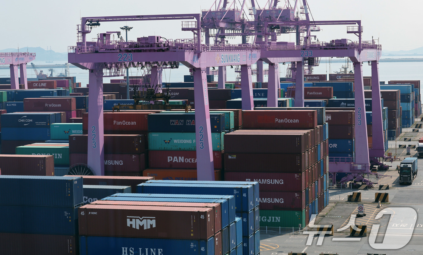 (인천=뉴스1) 박지혜 기자 = 미국발 관세 여파에도 지난달 우리나라 수출은 전년 동기 대비 12.7% 늘며 3년 6개월 만에 최대 실적을 달성했다.주력 수출 품목인 반도체는 메모 …