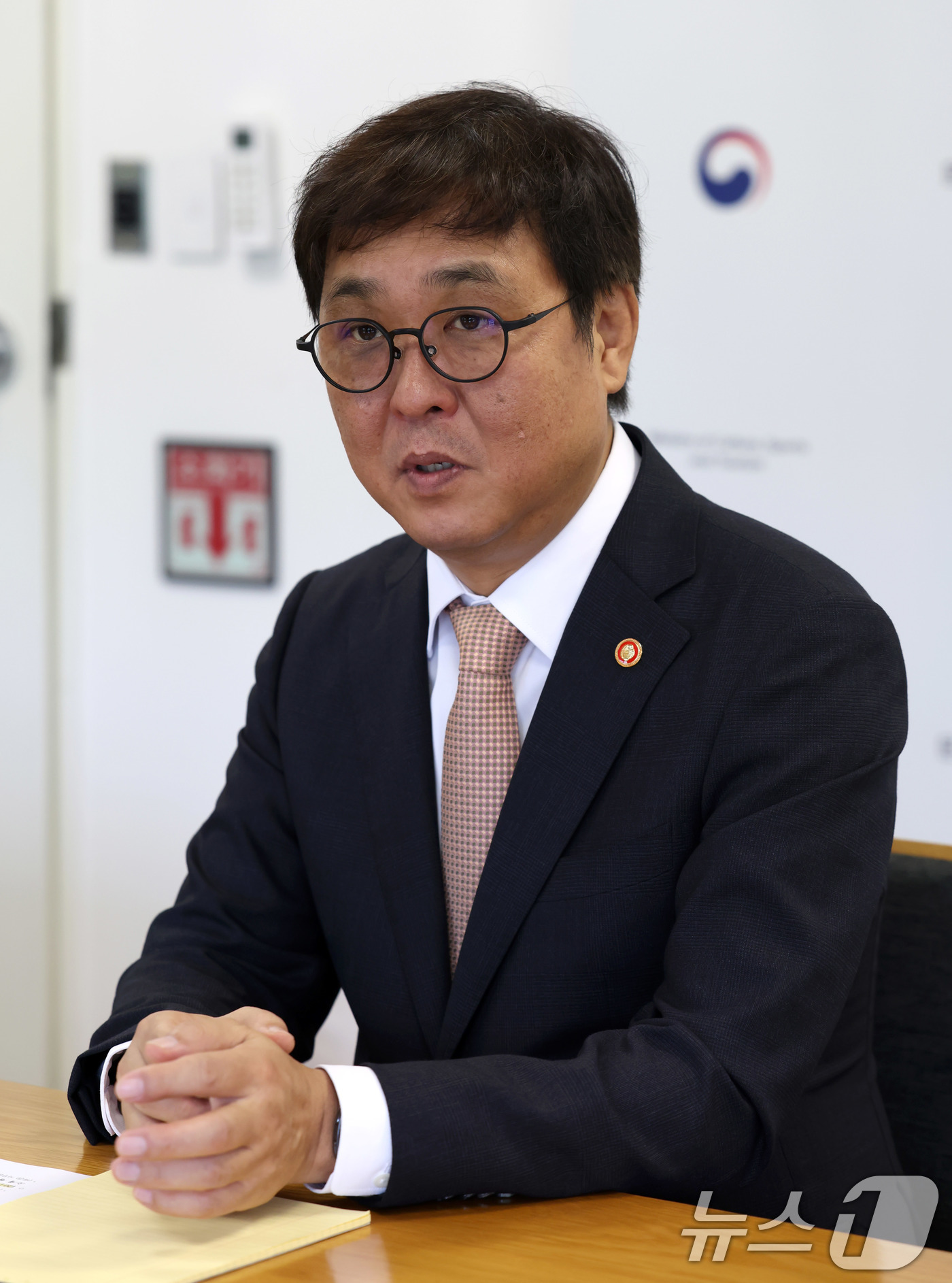 (서울=뉴스1) = 최휘영 문화체육관광부 장관이 1일 서울 종로구 국립현대미술관 서울관에서 다렌 탕 세계지식재산기구(WIPO) 사무총장을 만나 K-콘텐츠 저작권 보호와 협력 강화 …