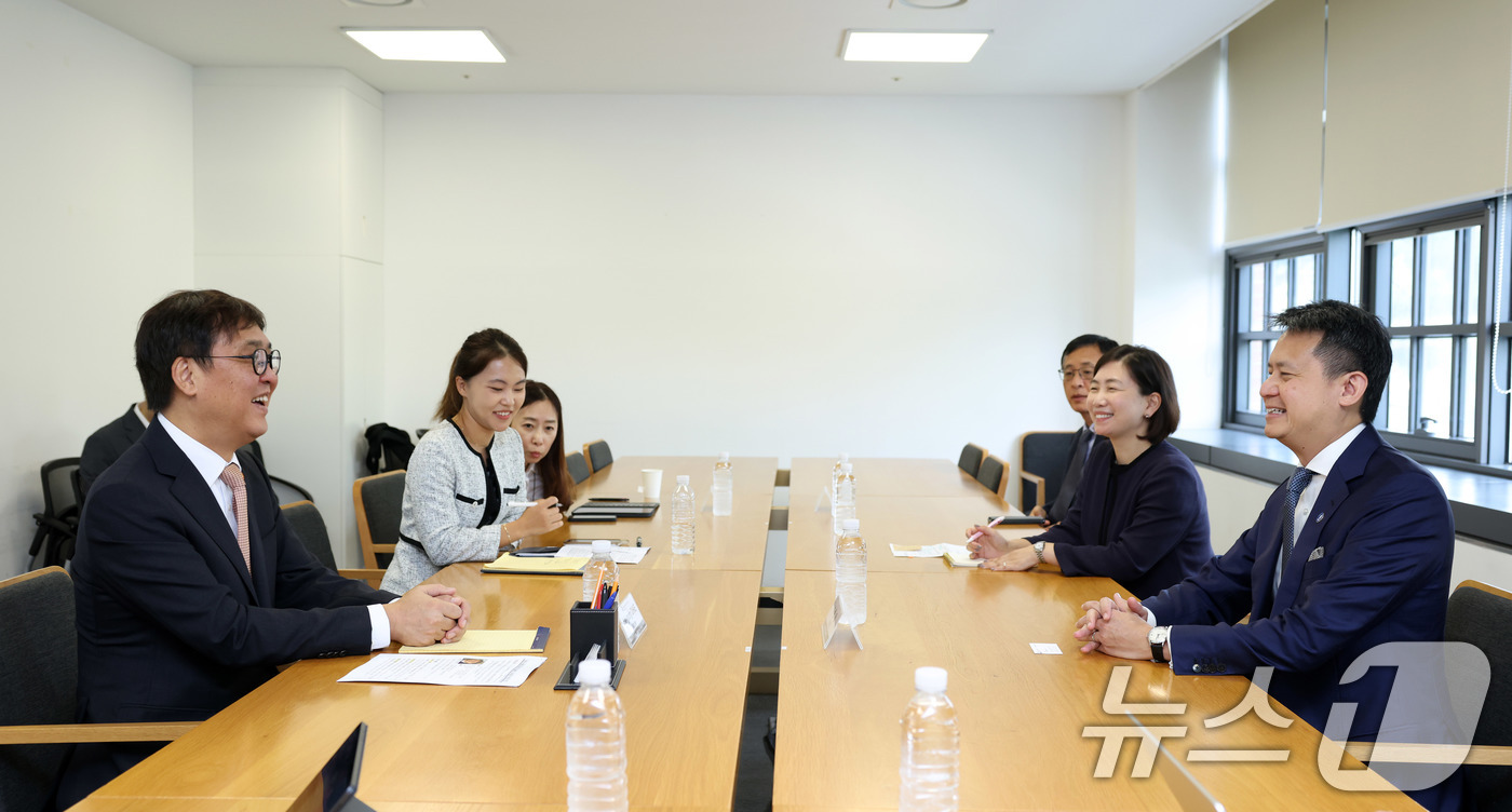 (서울=뉴스1) = 최휘영 문화체육관광부 장관이 1일 서울 종로구 국립현대미술관 서울관에서 다렌 탕 세계지식재산기구(WIPO) 사무총장을 만나 K-콘텐츠 저작권 보호와 협력 강화 …