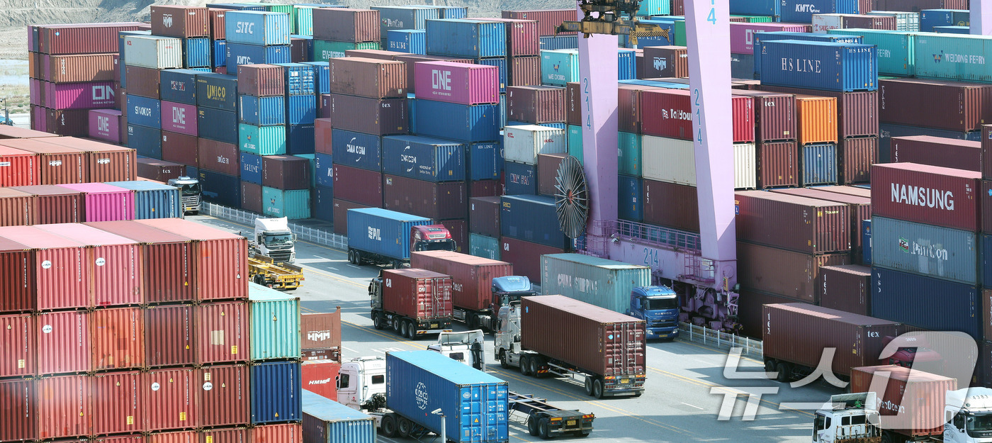 (인천=뉴스1) 박지혜 기자 = 미국발 관세 여파에도 지난달 우리나라 수출은 전년 동기 대비 12.7% 늘며 3년 6개월 만에 최대 실적을 달성했다.주력 수출 품목인 반도체는 메모 …