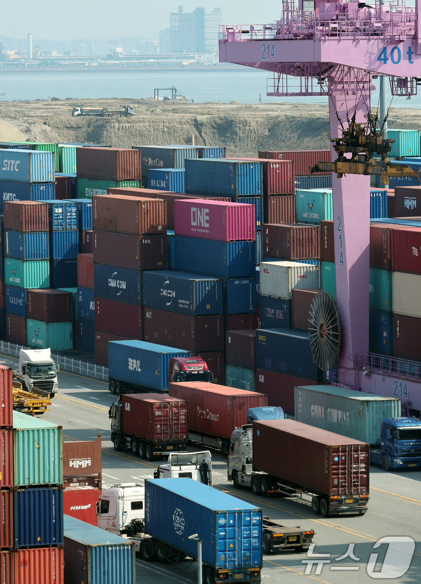 (인천=뉴스1) 박지혜 기자 = 미국발 관세 여파에도 지난달 우리나라 수출은 전년 동기 대비 12.7% 늘며 3년 6개월 만에 최대 실적을 달성했다.주력 수출 품목인 반도체는 메모 …