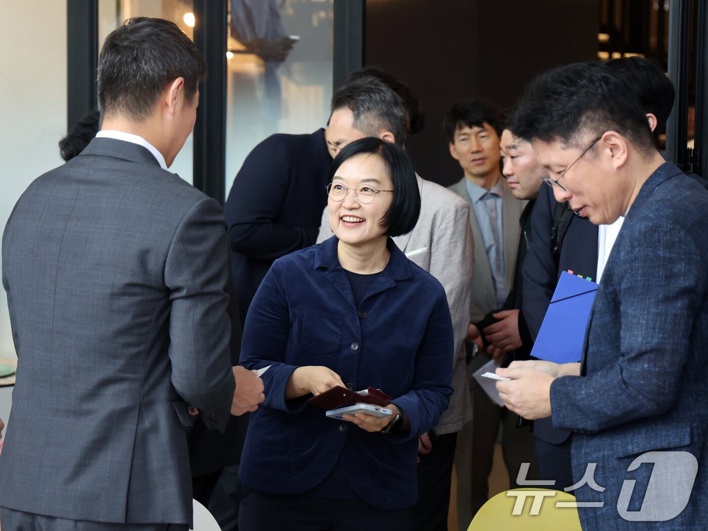 본문 이미지 - 한성숙 중소벤처기업부 장관이 1일 오후 서울 서초구 뤼튼테크놀로지스에서 열린 '혁신 AI 스타트업 간담회'에서 참석자들과 인사를 나누고 있다. 2025.10.1 ⓒ 뉴스1 황기선 기자
