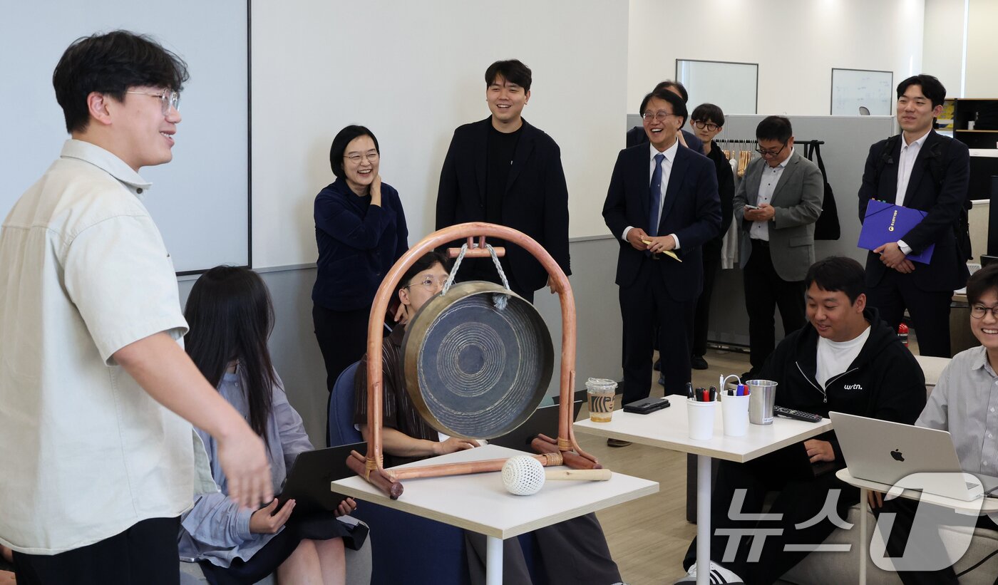 본문 이미지 - 한성숙 중소벤처기업부 장관이 1일 오후 서울 서초구 뤼튼테크놀로지스에서 이세영 대표의 안내를 받으며 사무실을 둘러보고 있다. 2025.10.1/뉴스1 ⓒ News1 황기선 기자