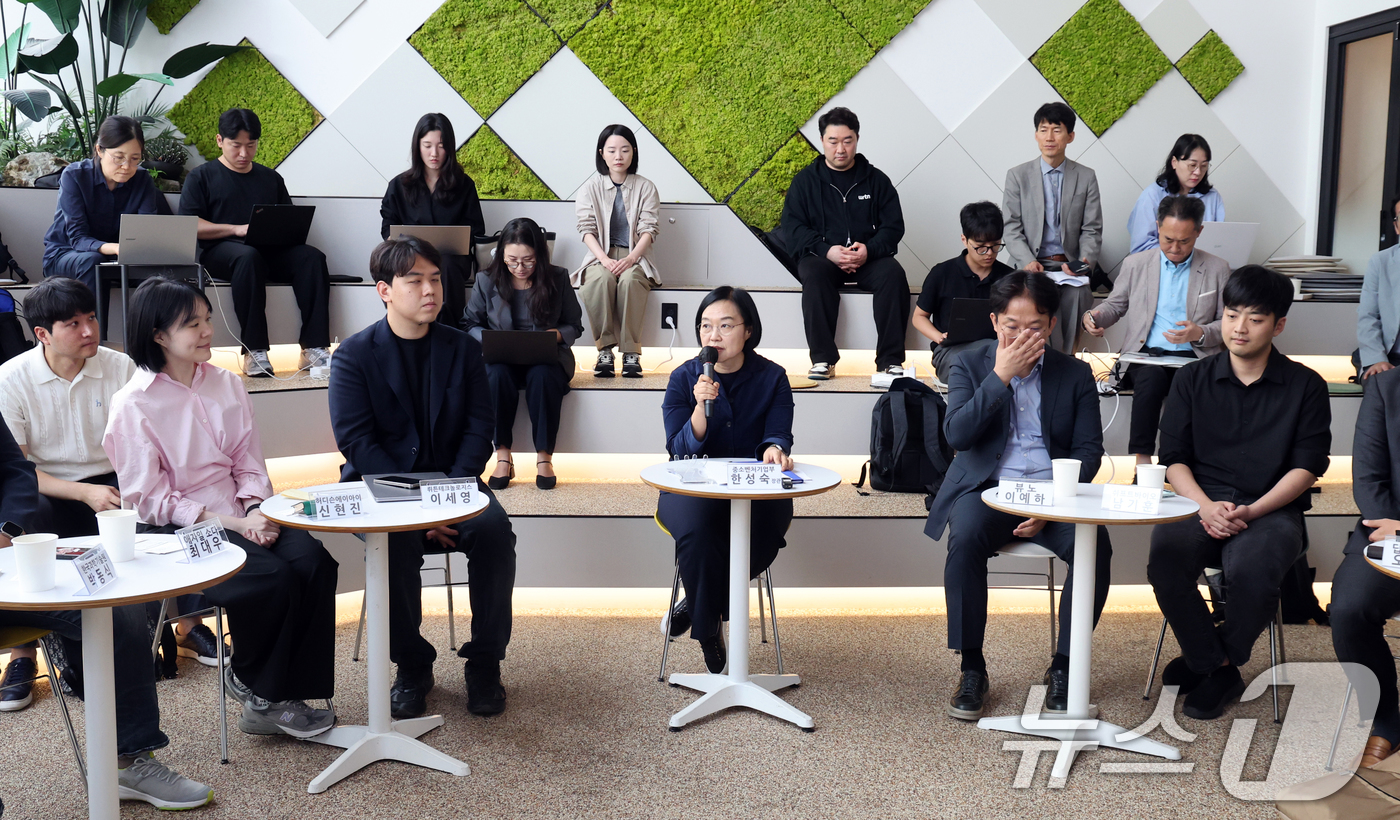 (서울=뉴스1) 황기선 기자 = 한성숙 중소벤처기업부 장관이 1일 오후 서울 서초구 뤼튼테크놀로지스에서 열린 '혁신 AI 스타트업 간담회'에서 모두발언을 하고 있다.  2025.1 …