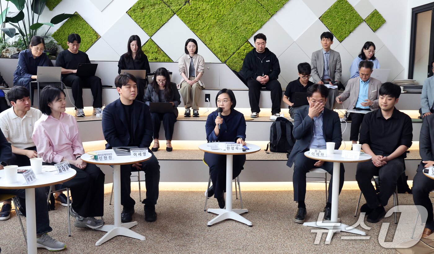 본문 이미지 - 한성숙 중소벤처기업부 장관이 1일 오후 서울 서초구 뤼튼테크놀로지스에서 열린 &#39;혁신 AI 스타트업 간담회&#39;에서 모두발언을 하고 있다. 2025.10.1/뉴스1 ⓒ News1 황기선 기자