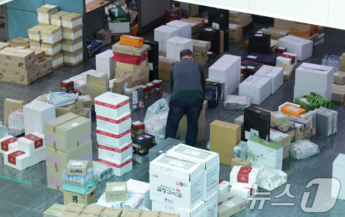 본문 이미지 - 추석 연휴를 앞둔 서울 여의도 국회 의원회관에 추석 선물 택배 상자가 쌓여 있다. 2025.10.1/뉴스1 ⓒ News1 신웅수 기자