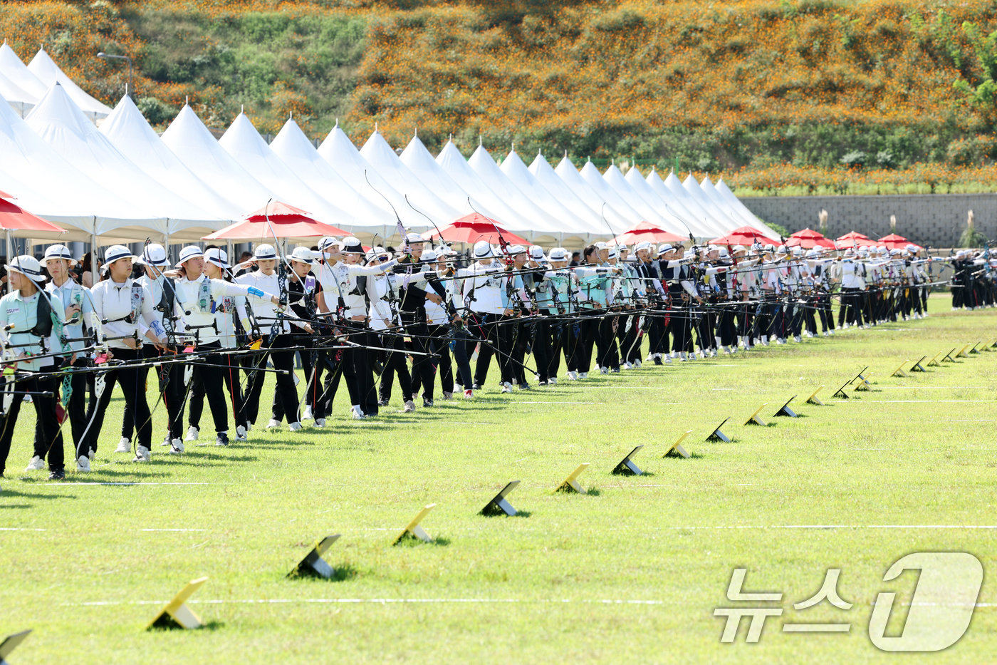 (광주=뉴스1) 이승현 기자 = 현대자동차 정몽구배 한국양궁대회 2025가 개막한 1일 광주 남구 국제양궁장에서 여자 리커브 연습경기가 펼쳐지고 있다.  2025.10.1/뉴스1
