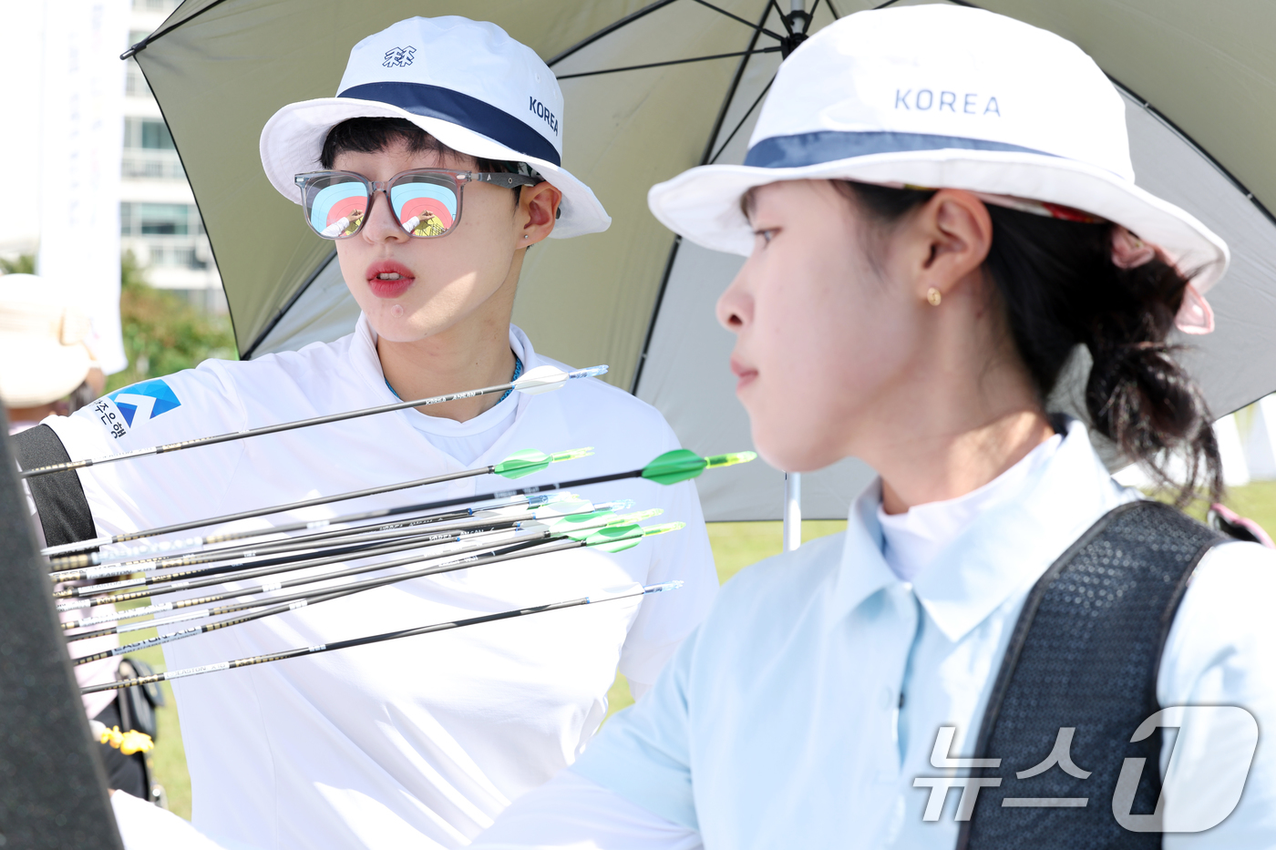 (광주=뉴스1) 이승현 기자 = 현대자동차 정몽구배 한국양궁대회 2025가 개막한 1일 광주 남구 국제양궁장에서 광주은행 소속 안산 선수가 과녁을 살펴보고 있다.  2025.10. …