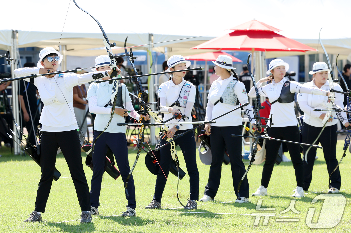 (광주=뉴스1) 이승현 기자 = 현대자동차 정몽구배 한국양궁대회 2025가 개막한 1일 광주 남구 국제양궁장에서 광주은행 소속 안산 선수가 화살을 쏘고 있다. 2025.10.1/뉴 …