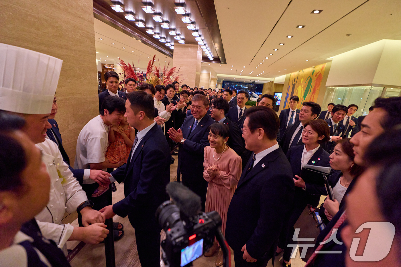 (서울=뉴스1) 허경 기자 = 이재명 대통령과 이시바 시게루 일본 총리 부부가 지난 30일 부산 웨스틴조선에서 열린 한일 정상 만찬을 마친 뒤 차담장으로 이동하고 있다. (이재명 …
