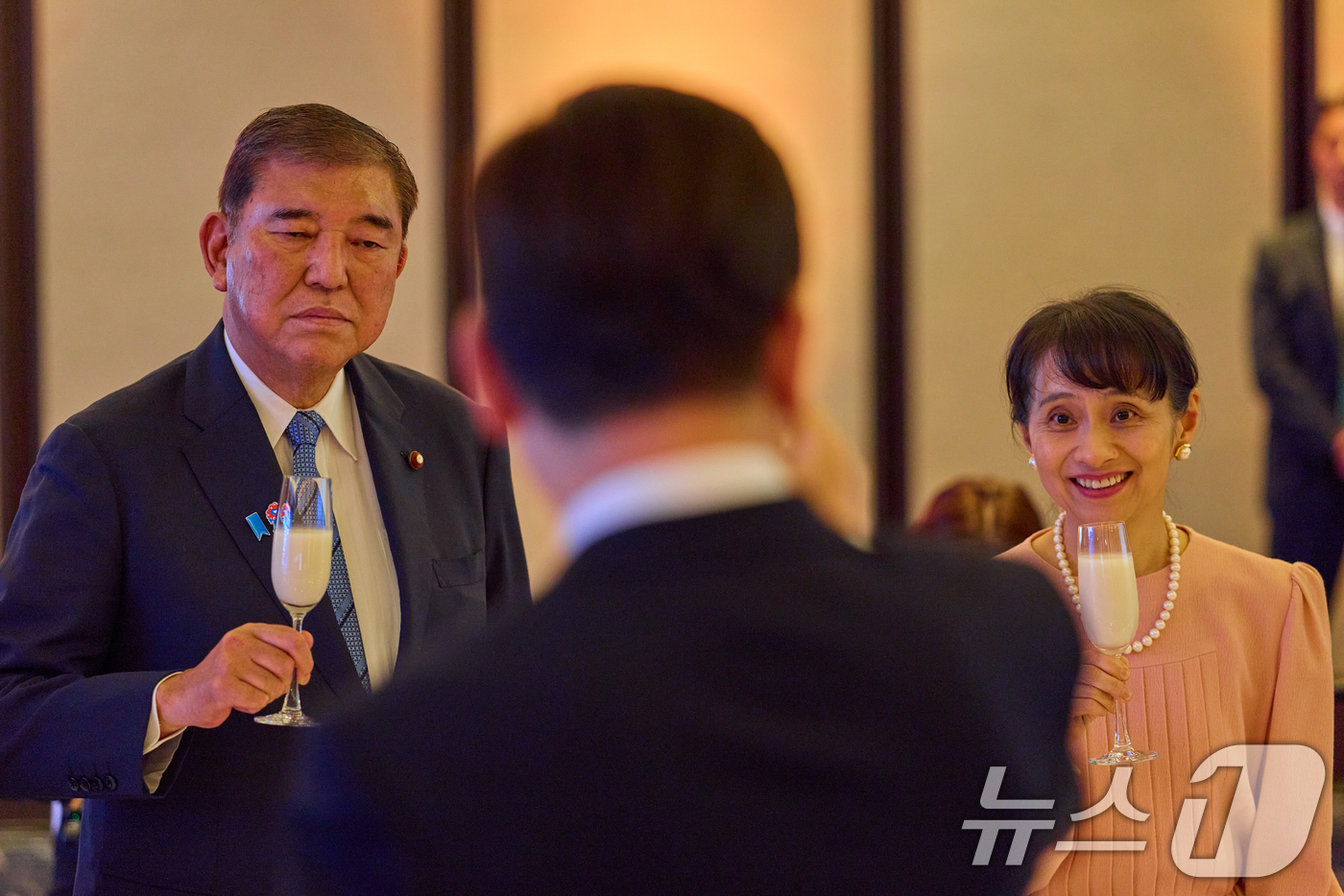 (서울=뉴스1) 허경 기자 = 이재명 대통령과 이시바 시게루 일본 총리 부부가 지난 30일 부산 웨스틴조선에서 열린 한일 정상 만찬에서 건배하고 있다. (이재명 대통령 SNS. 재 …