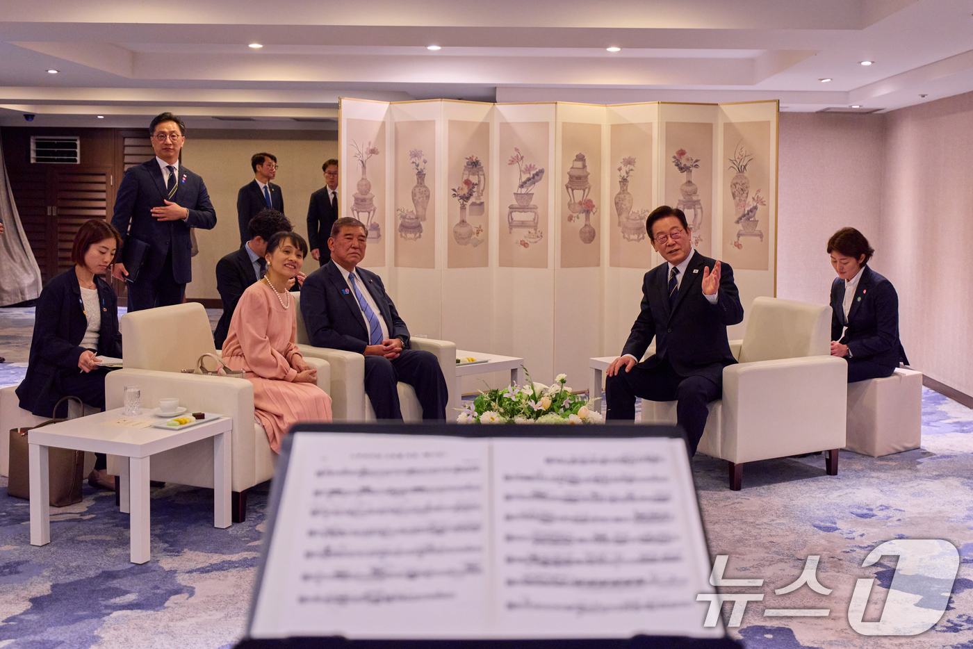 (서울=뉴스1) 허경 기자 = 이재명 대통령과 이시바 시게루 일본 총리 부부가 지난 30일 부산 웨스틴조선에서 문화공연을 보고 있다. (이재명 대통령 SNS. 재판매 및 DB 금지 …