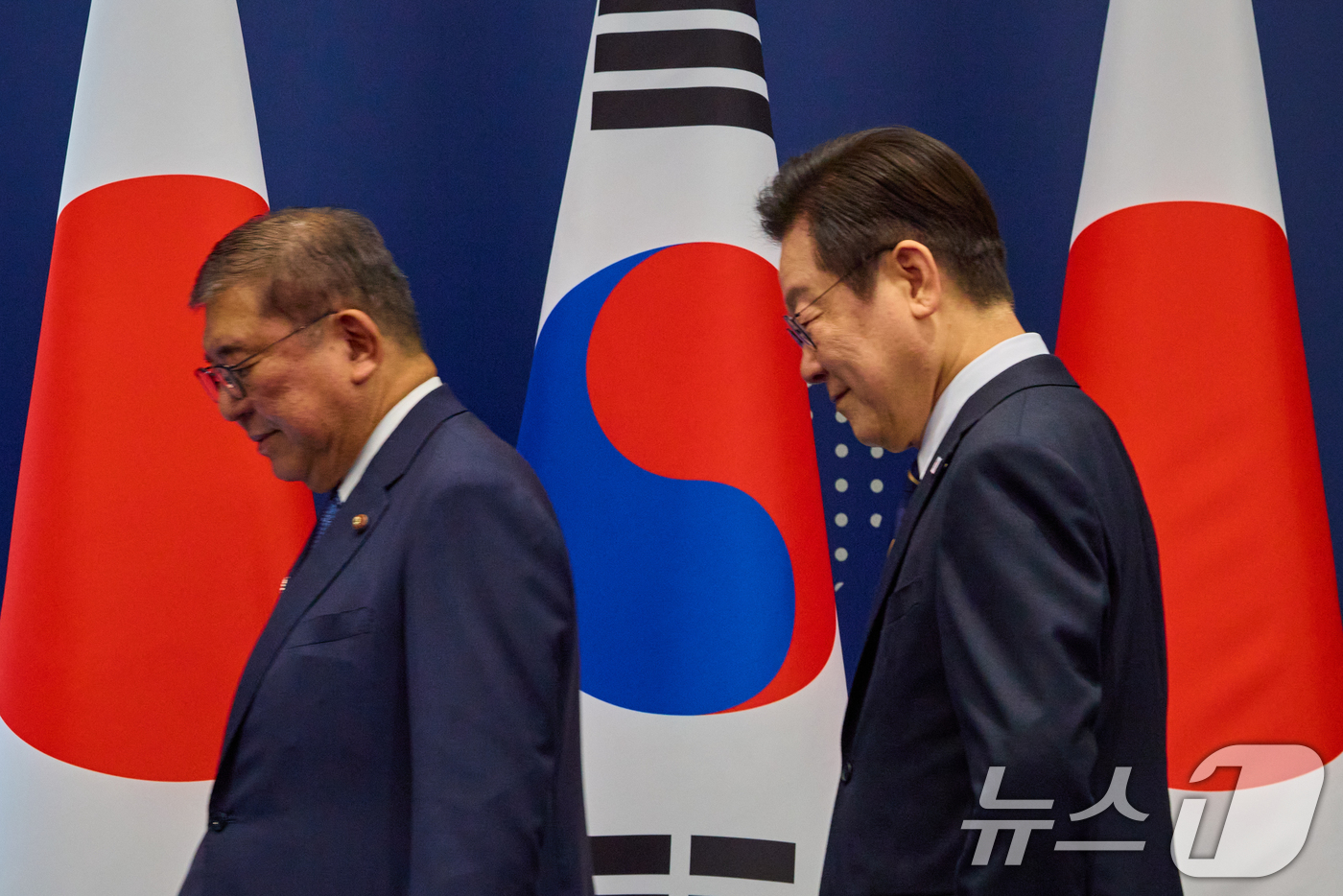 (서울=뉴스1) 허경 기자 = 이재명 대통령과 이시바 시게루 일본 총리가 지난 30일 부산 누리마루 APEC 하우스에서 한일 정상회담을 하기 위해 이동하고 있다. (이재명 대통령 …