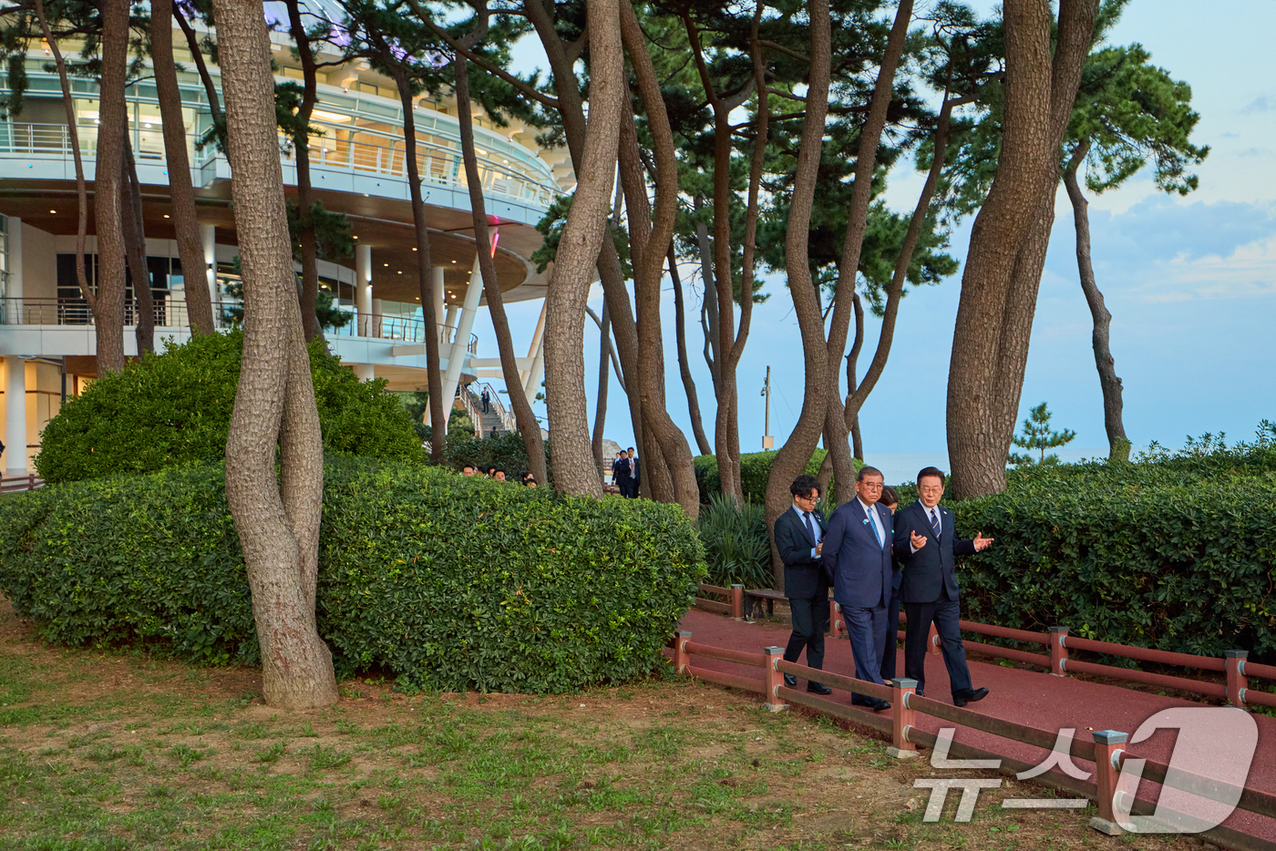 (서울=뉴스1) 허경 기자 = 이재명 대통령과 이시바 시게루 일본 총리가 지난 30일 부산 누리마루 APEC 하우스에서 산책을 하고 있다. (이재명 대통령 SNS. 재판매 및 DB …