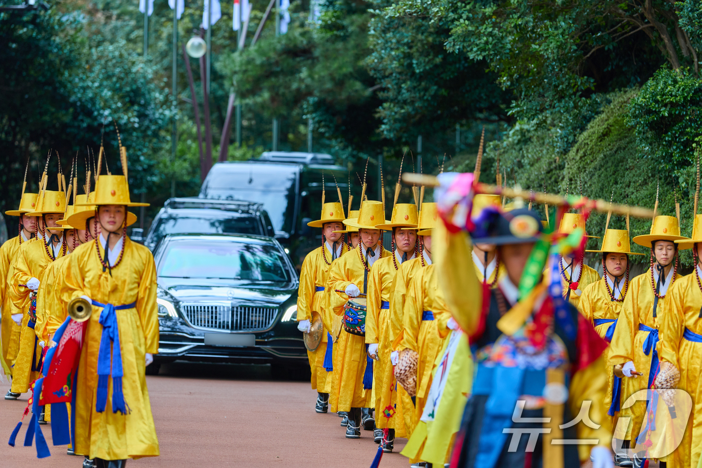 (서울=뉴스1) 허경 기자 = 이시바 시게루 일본 총리 탑승 차량이 지난 30일 의전을 받으며 부산 누리마루 APEC으로 들어오고 있다. (이재명 대통령 SNS. 재판매 및 DB …